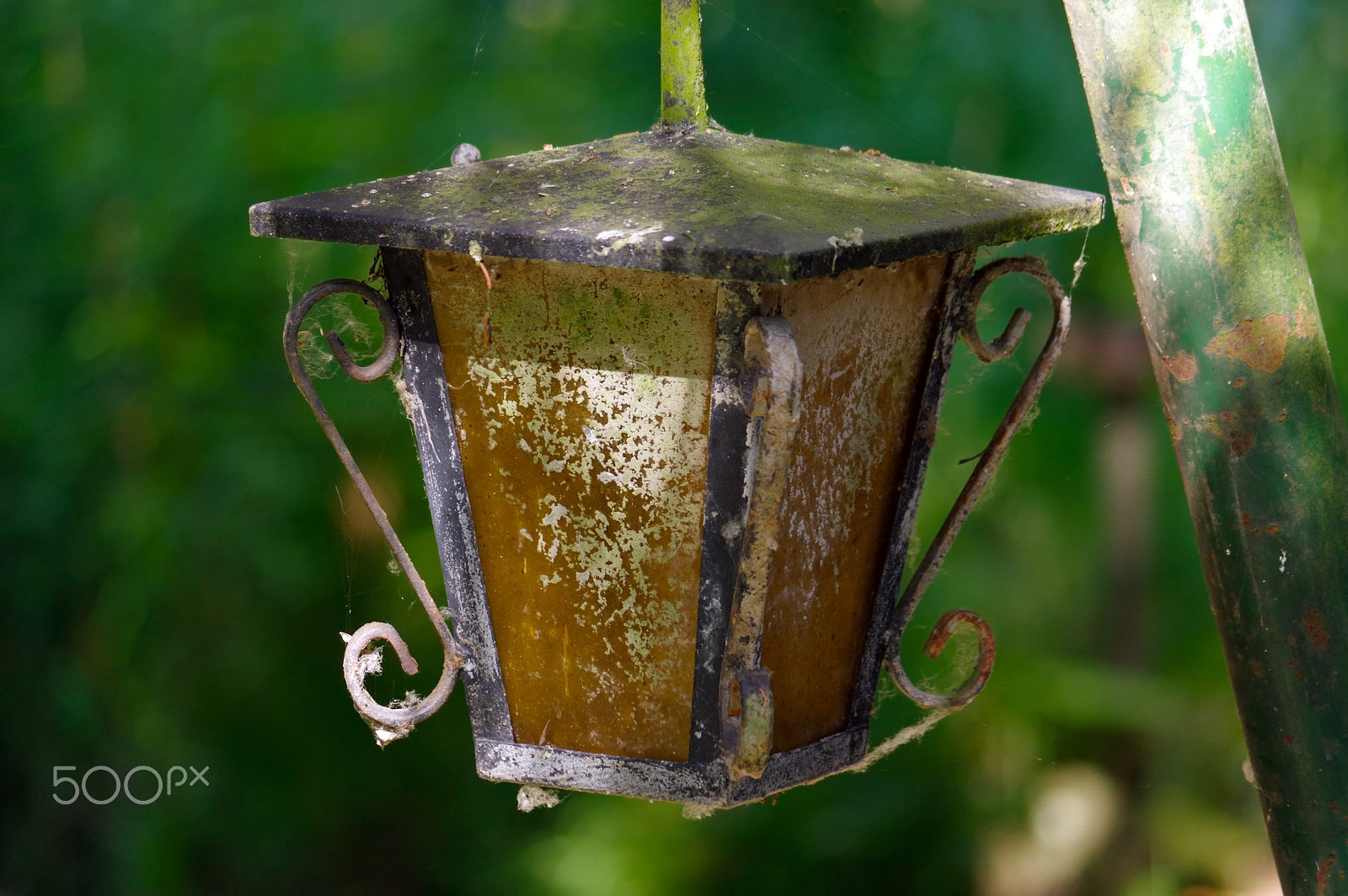 Pentax K-3 + smc Pentax-DA L 50-200mm F4-5.6 ED WR sample photo. Vintage style street light with crown on the top. beautiful historical retro metal streetlight ... photography