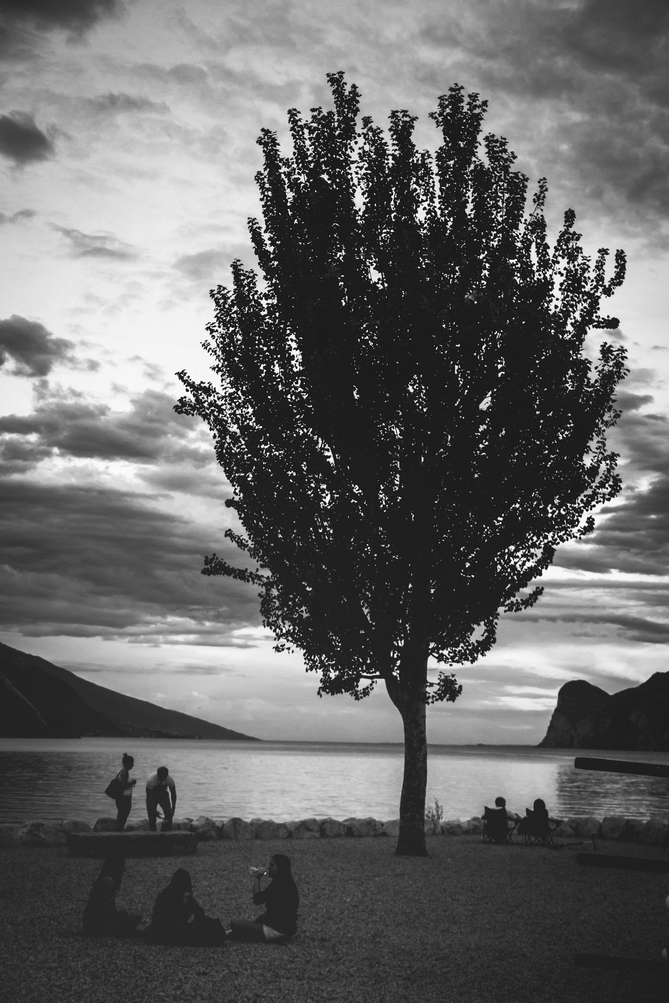 Canon EOS 100D (EOS Rebel SL1 / EOS Kiss X7) sample photo. Silhouettes by the lake photography