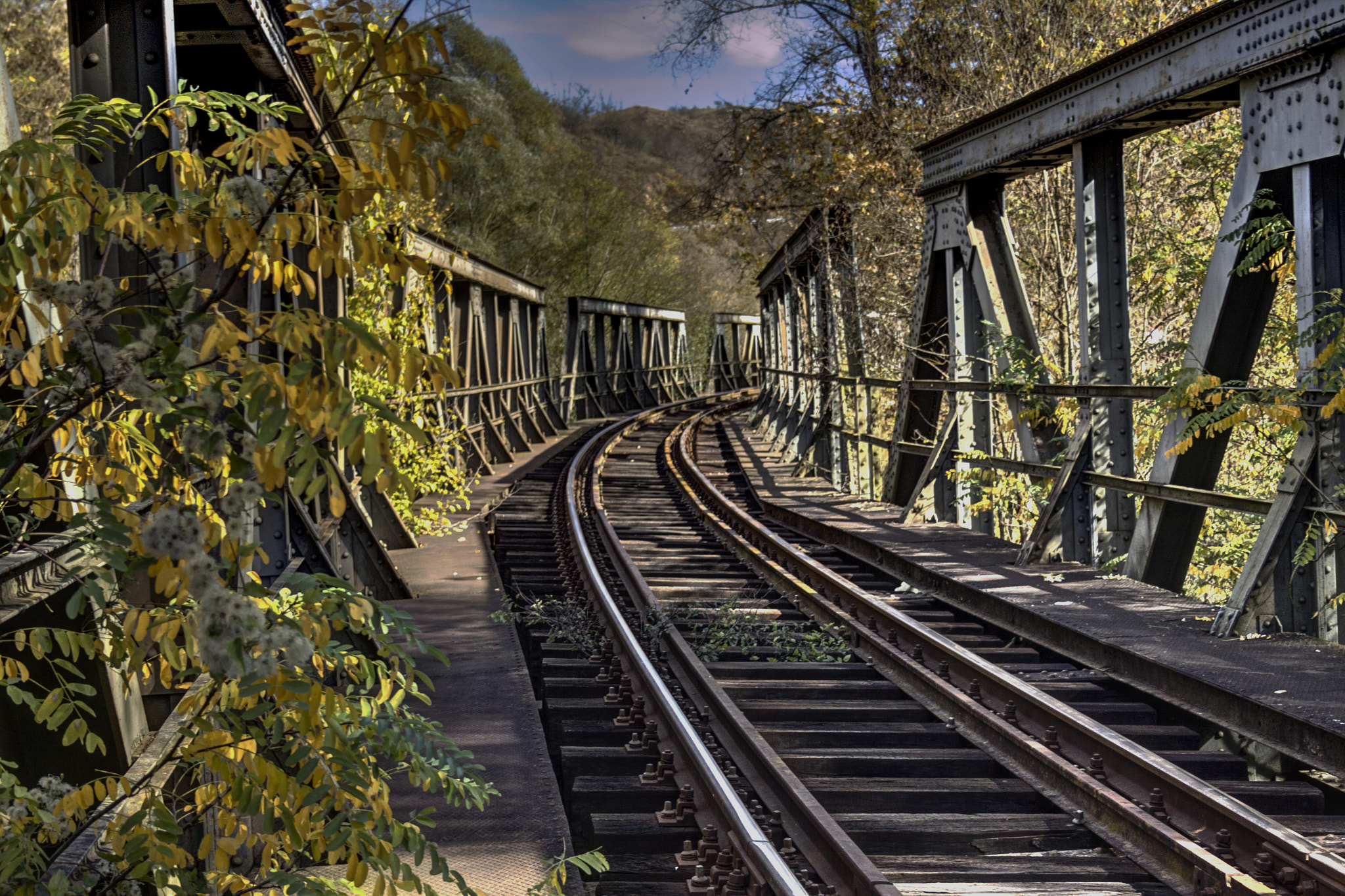 Canon EF-S 18-55mm F3.5-5.6 II sample photo. Railroad bridge photography