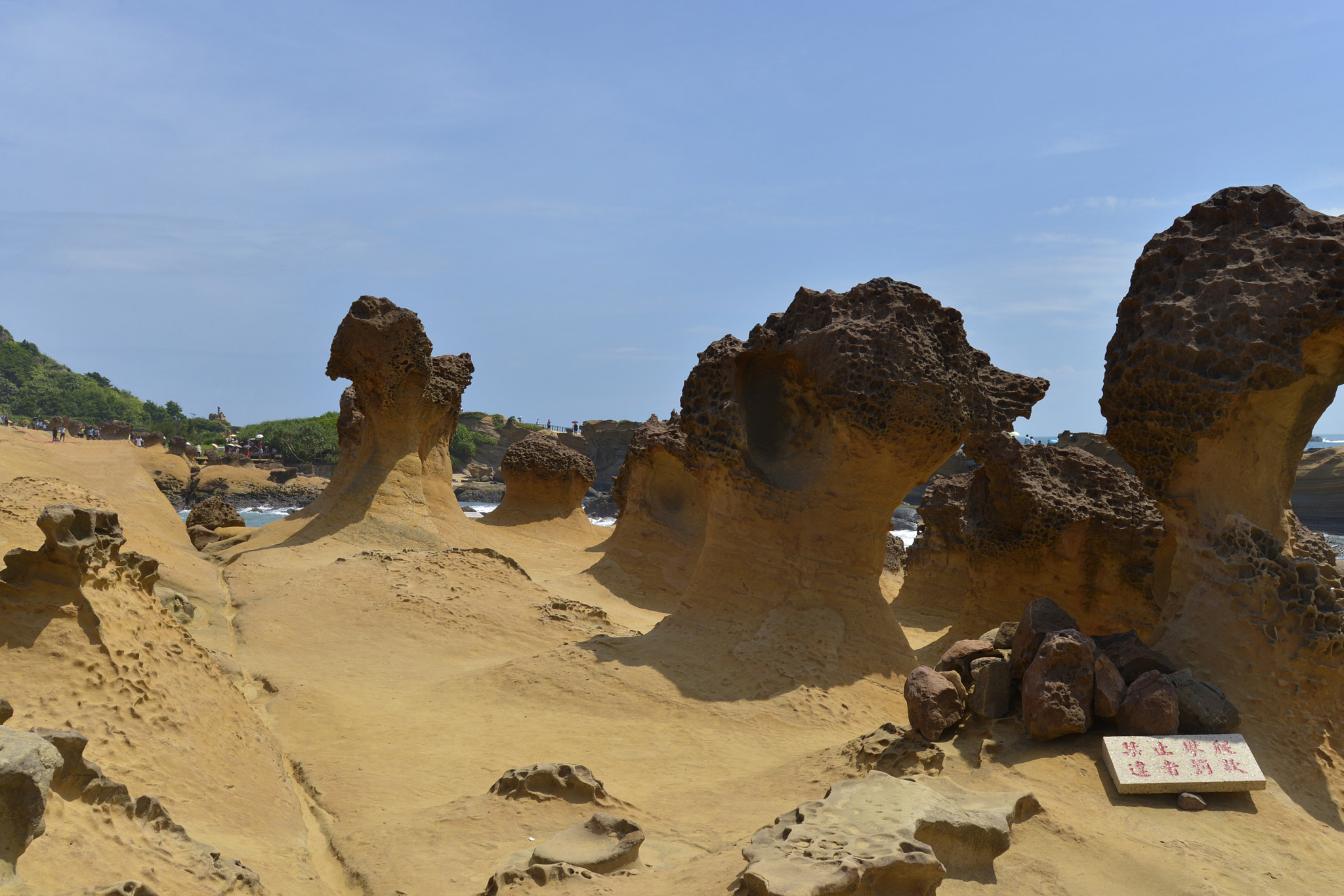 AF Zoom-Nikkor 28-80mm f/3.3-5.6G sample photo. Yeliu rock photography