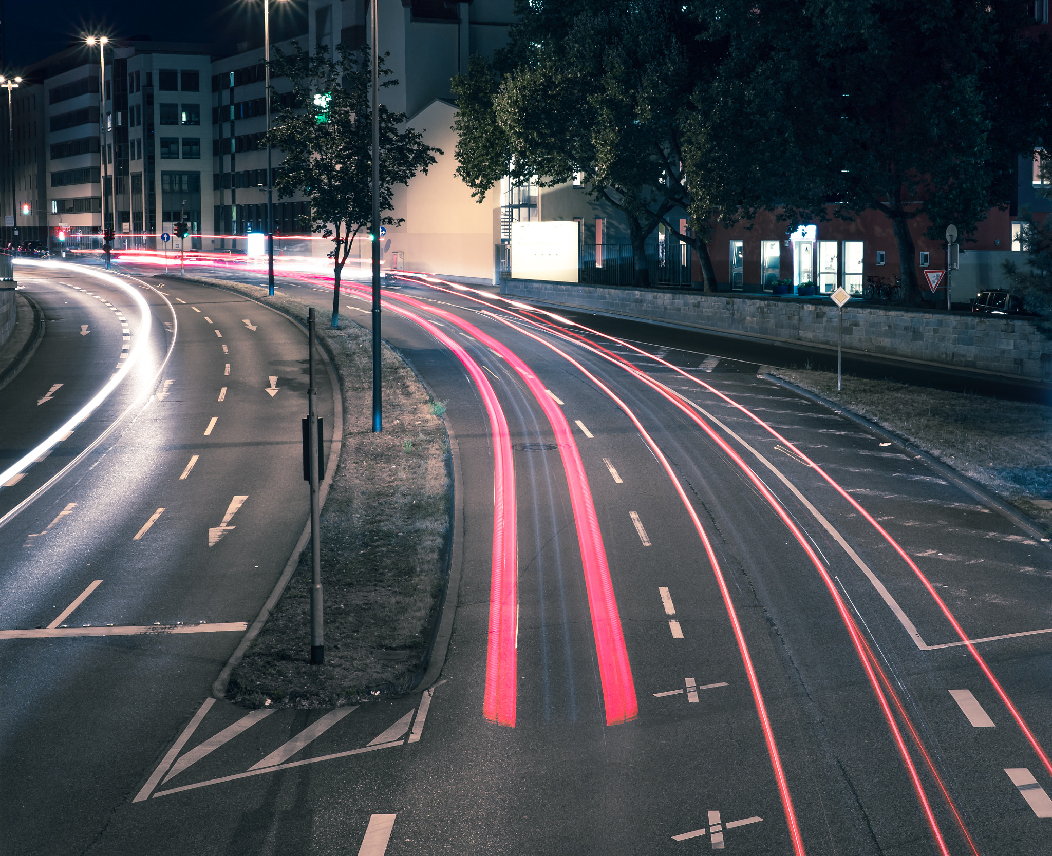 Panasonic Lumix DMC-GX8 + Panasonic Leica DG Summilux 25mm F1.4 II ASPH sample photo. Streets of cologne at night photography
