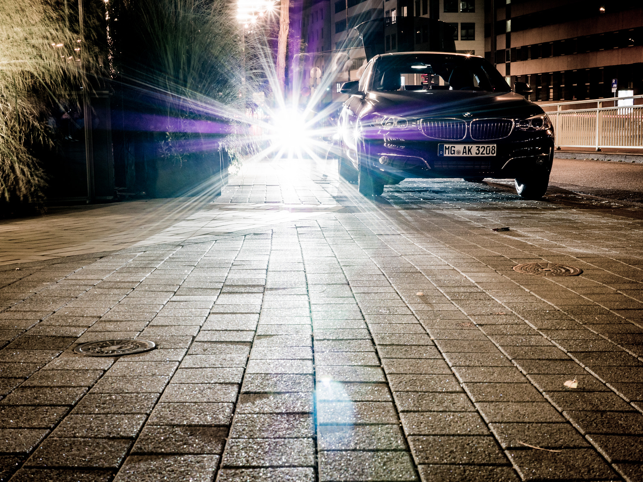 Panasonic Lumix DMC-GX8 + Panasonic Leica DG Summilux 25mm F1.4 II ASPH sample photo. Streets of cologne at night photography