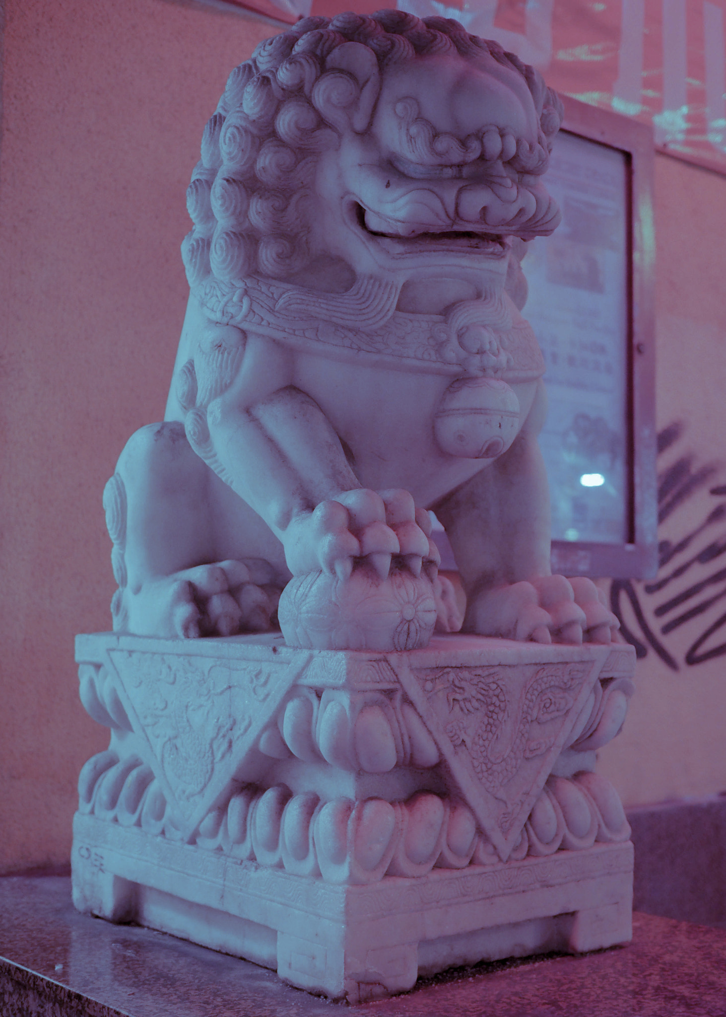 Olympus OM-D E-M1 + Olympus M.Zuiko Digital 25mm F1.8 sample photo. Chinatown lion statue, photography