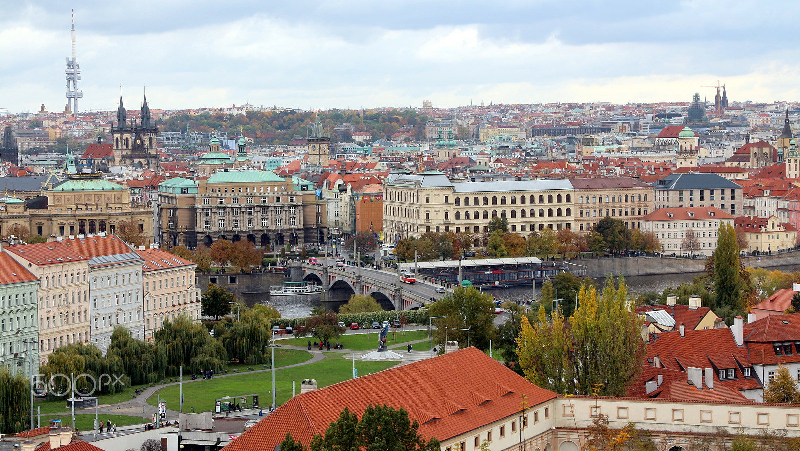 Canon EOS 700D (EOS Rebel T5i / EOS Kiss X7i) + Canon EF 24-105mm F4L IS USM sample photo. Prague photography