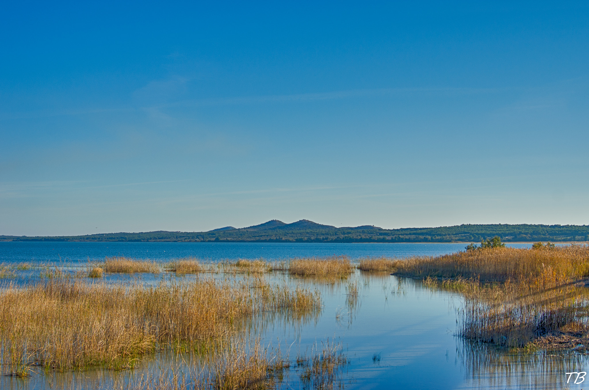 AF Zoom-Nikkor 28-70mm f/3.5-4.5D sample photo. Lake photography