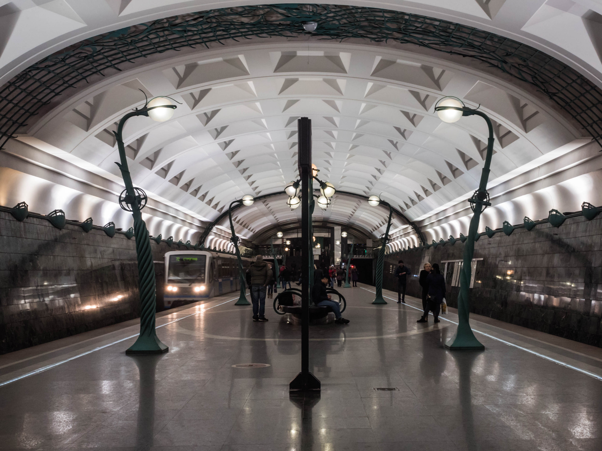 Panasonic Lumix DMC-GH4 + Olympus M.Zuiko Digital ED 12-40mm F2.8 Pro sample photo. Slavyansky bulvar (moscow metro) photography