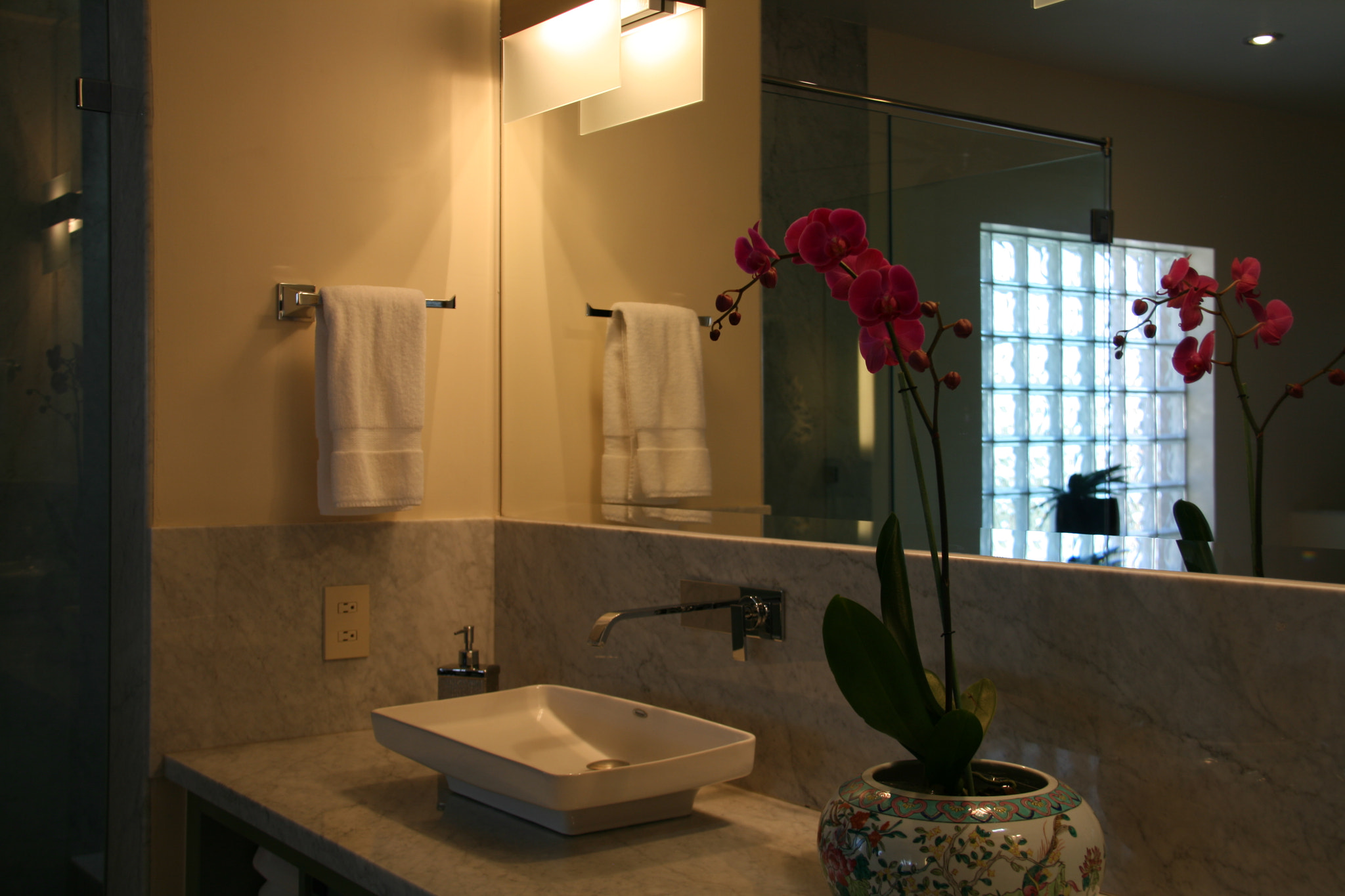 Canon EF-S 18-200mm F3.5-5.6 IS sample photo. Bathroom photography