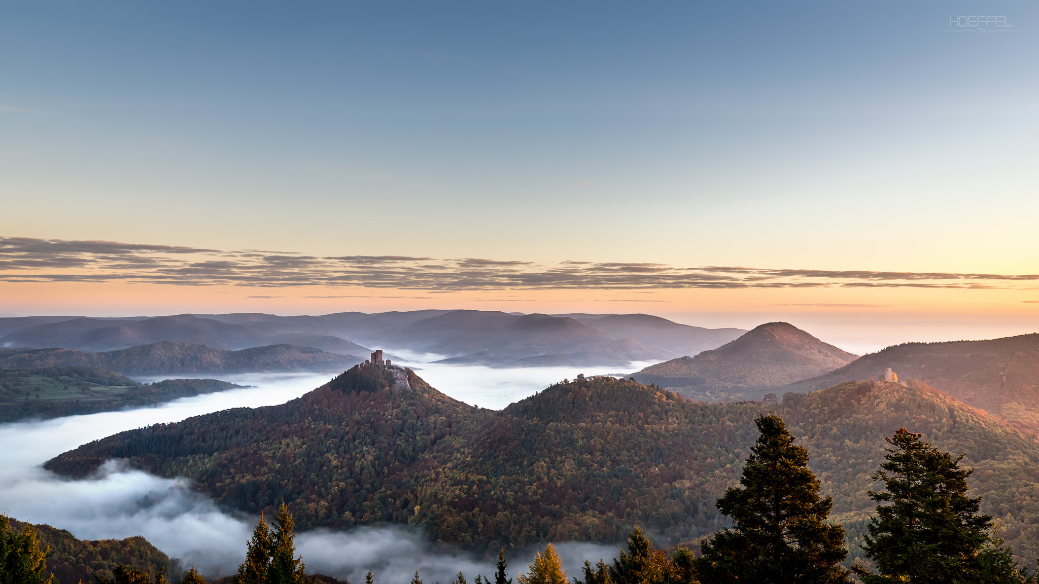 Tamron 18-270mm F3.5-6.3 Di II PZD sample photo. Trifels im nebelmeer photography