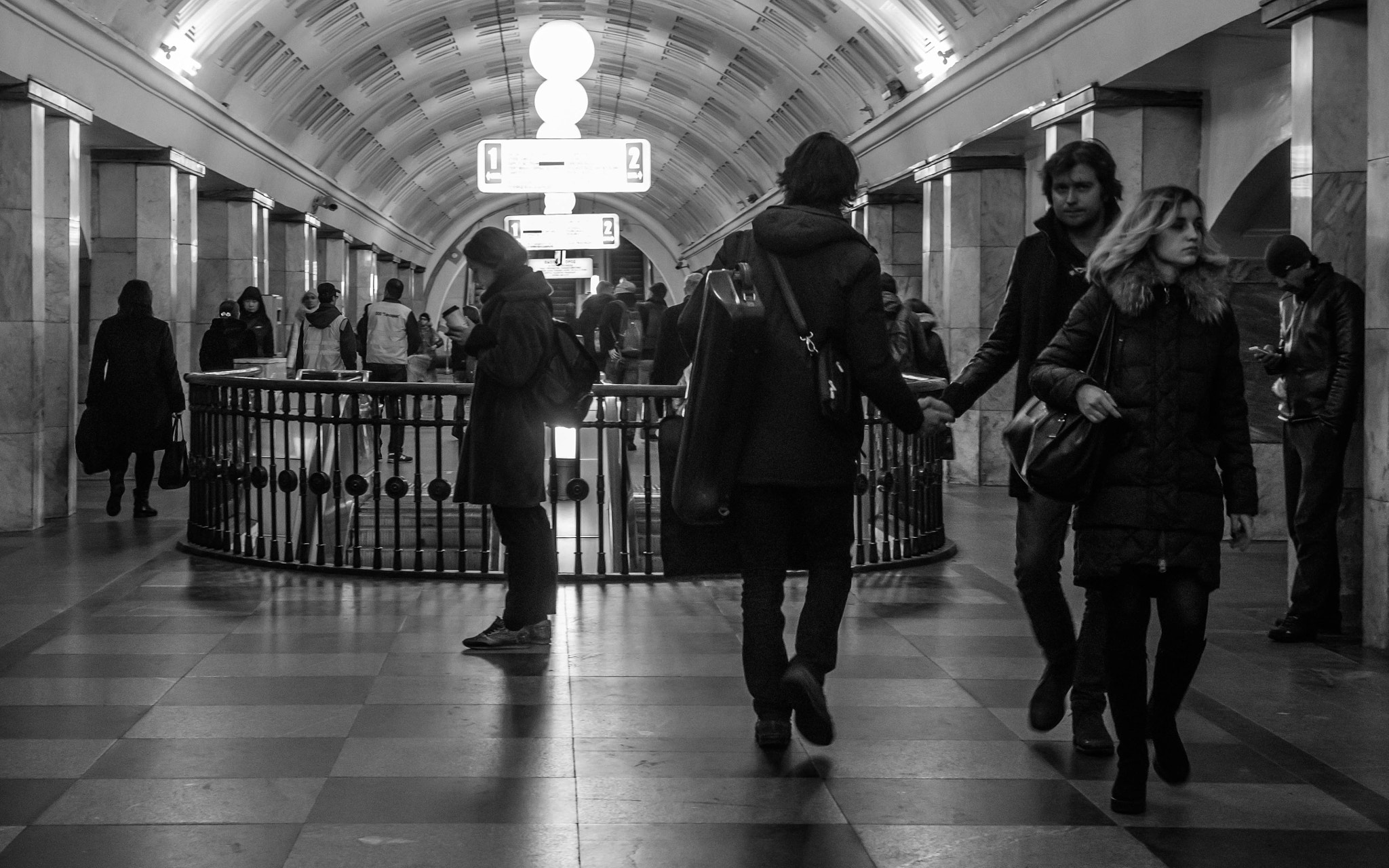 Panasonic Lumix DMC-GH4 + Olympus M.Zuiko Digital ED 12-40mm F2.8 Pro sample photo. Handshake in the subway photography