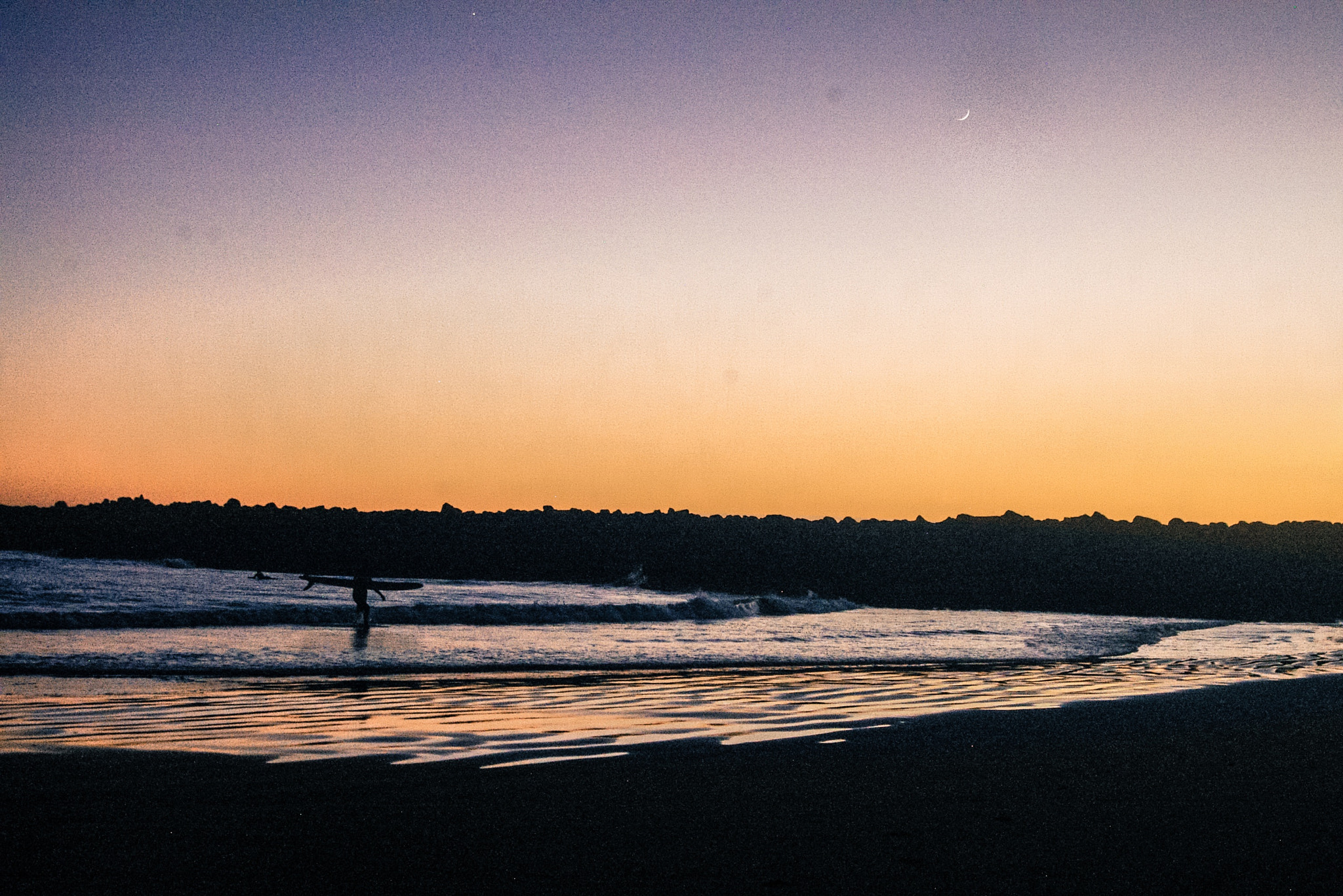 smc PENTAX-FA J 18-35mm F4-5.6 AL sample photo. Silhoutte surfer photography