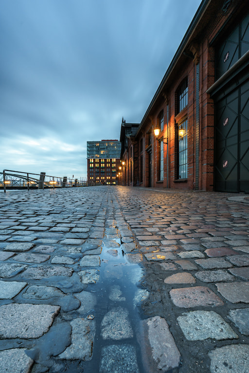 Canon EF 16-35mm F4L IS USM sample photo. Hamburg  / fischmarkt v photography