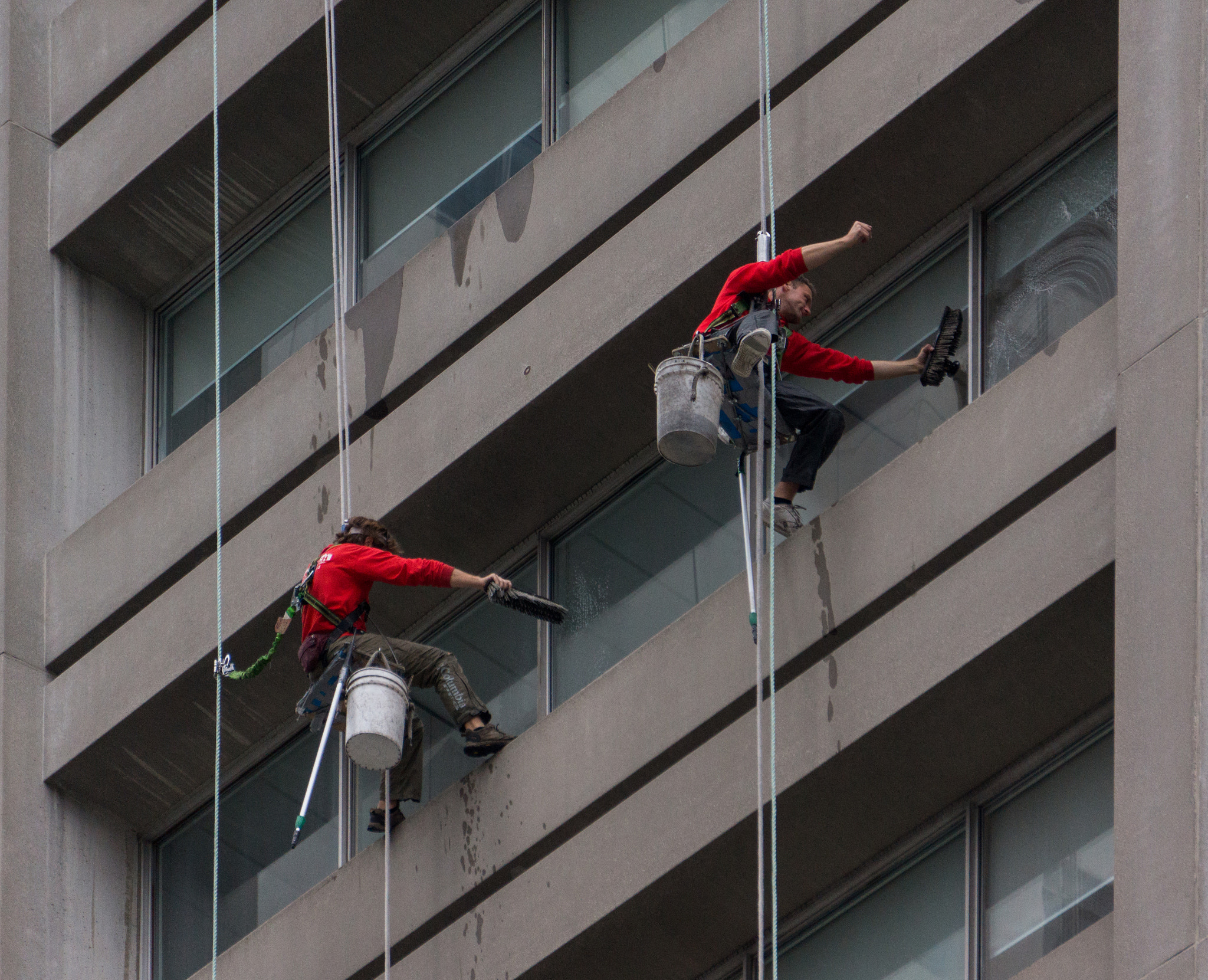 Sony Alpha NEX-7 + Sony E 55-210mm F4.5-6.3 OSS sample photo. Window cleaners photography