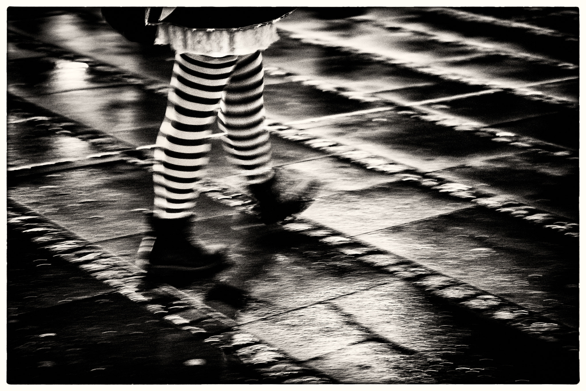 Panasonic Leica DG Summilux 25mm F1.4 II ASPH sample photo. Woman in the night photography