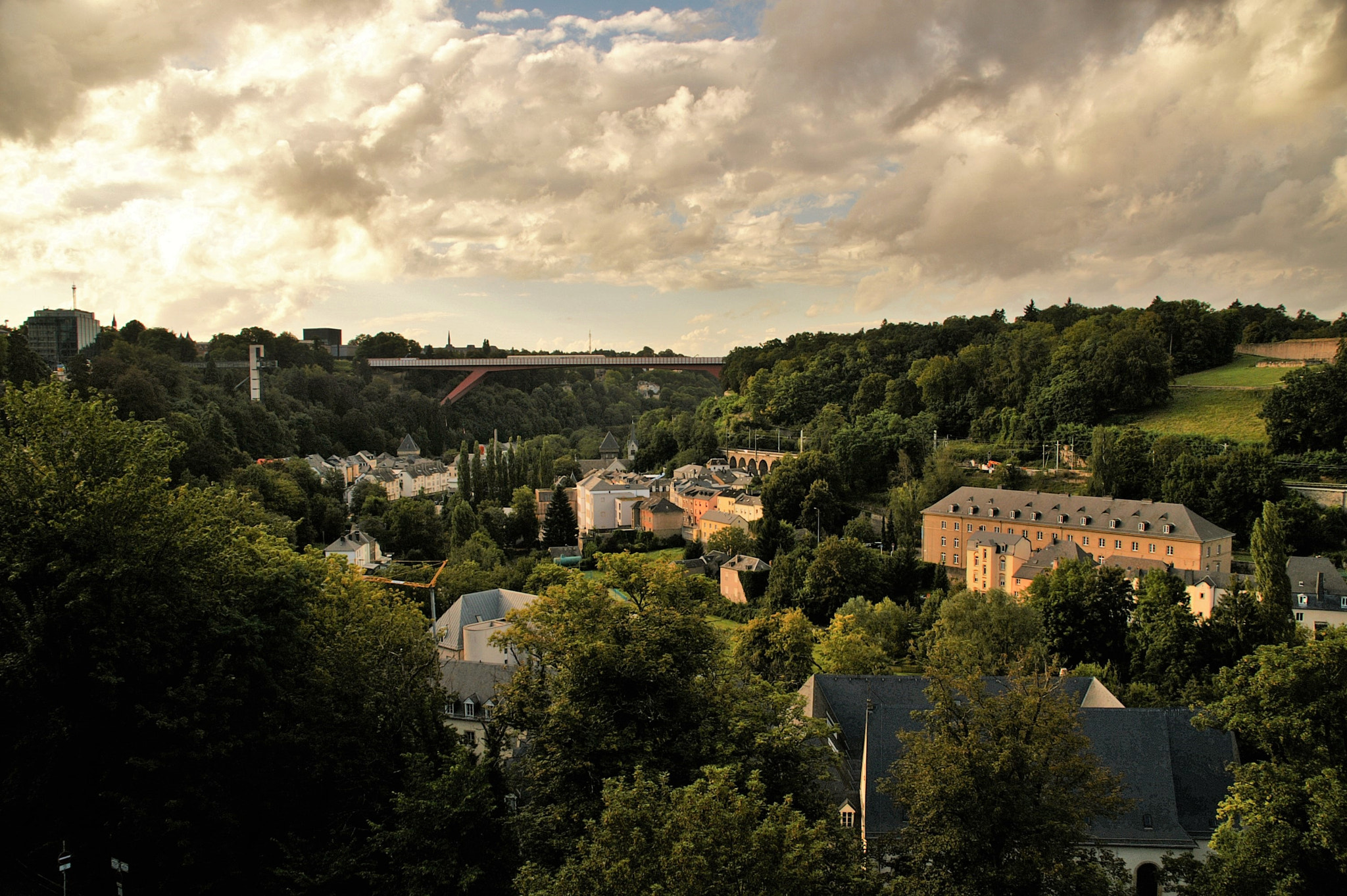 KONICA MINOLTA DYNAX 5D + Sigma 18-200mm F3.5-6.3 DC sample photo. Luxemburg city photography