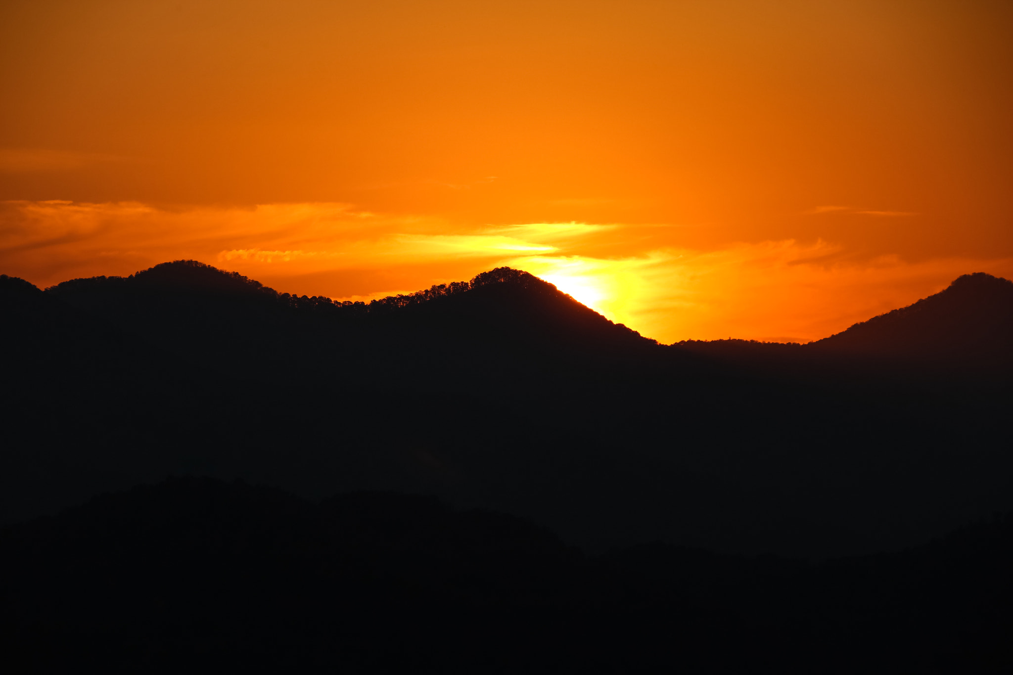 Canon EOS 760D (EOS Rebel T6s / EOS 8000D) + Canon EF 75-300mm F4.0-5.6 IS USM sample photo. Sunset in the north georgia mountains photography