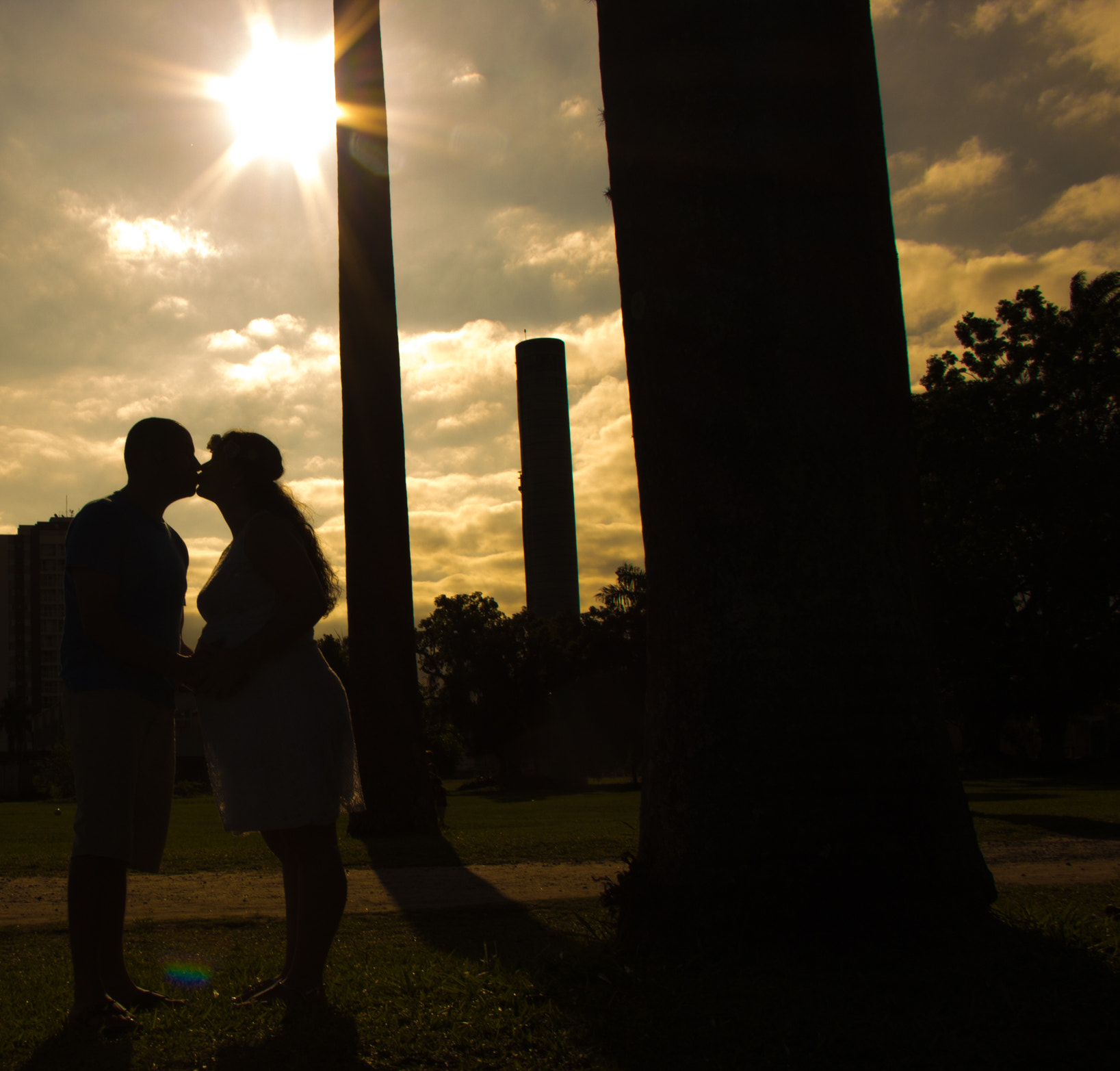 Canon EF-S 18-200mm F3.5-5.6 IS sample photo. Dark kiss photography