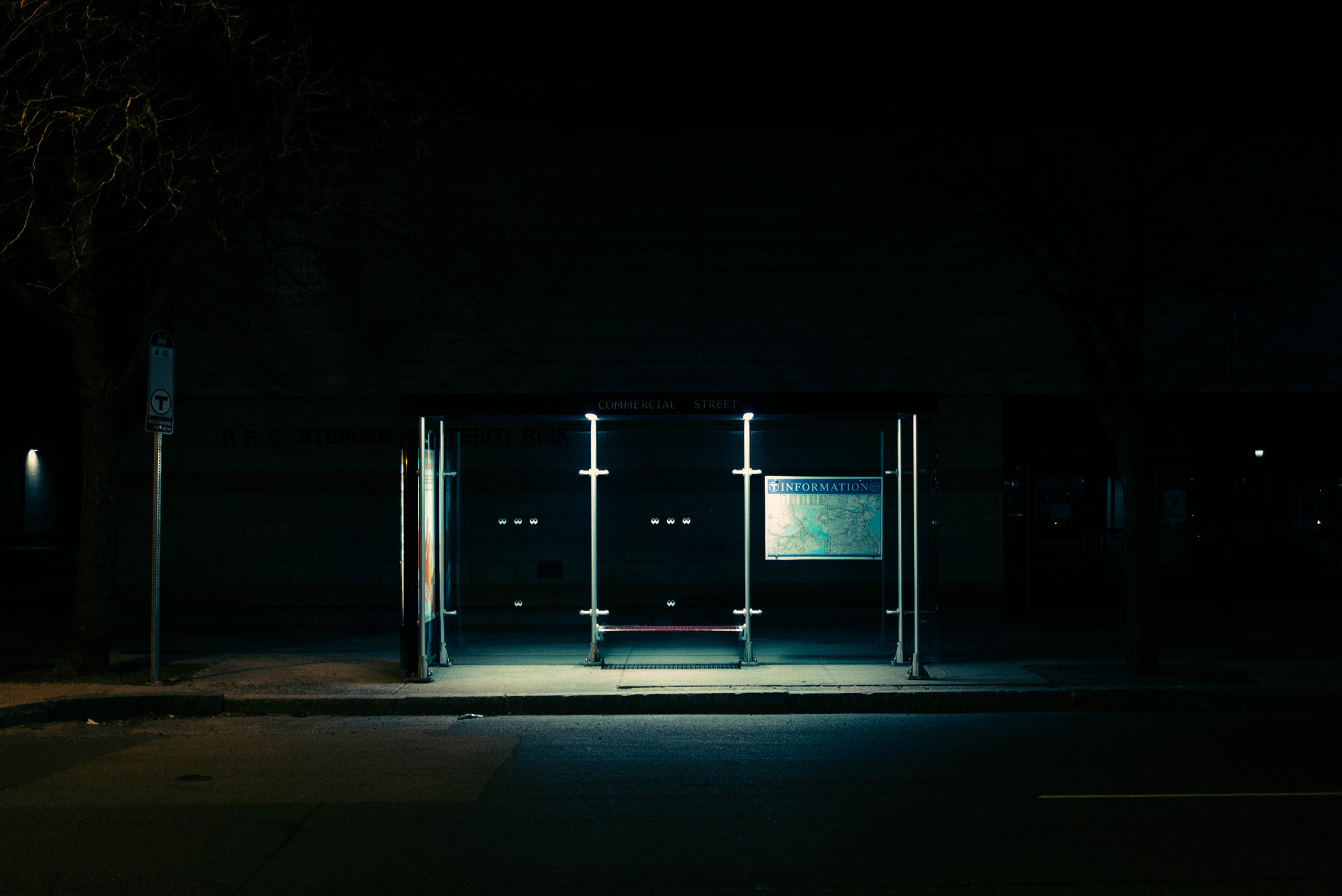 Samsung NX300 + Samsung NX 30mm F2 Pancake sample photo. Bus stop photography