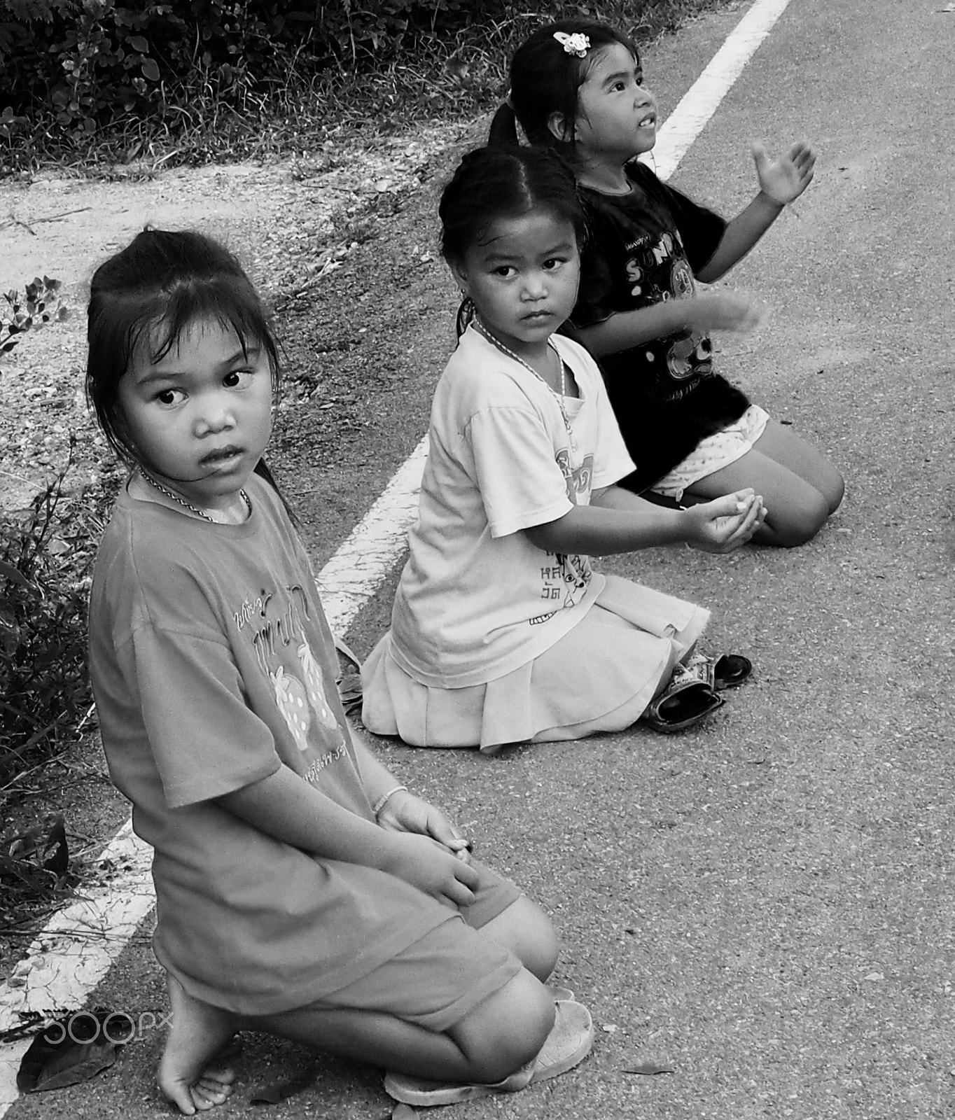 Olympus OM-D E-M5 + Panasonic Lumix G 20mm F1.7 ASPH sample photo. Three thai girls playing on the road photography