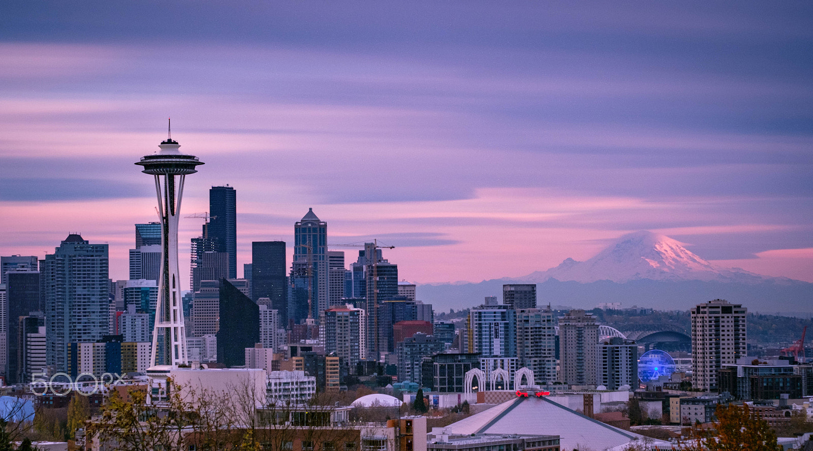 Fujifilm X-Pro2 + Fujifilm XF 55-200mm F3.5-4.8 R LM OIS sample photo. Seattle's two icons bask in the purple glow of the evening sunset photography