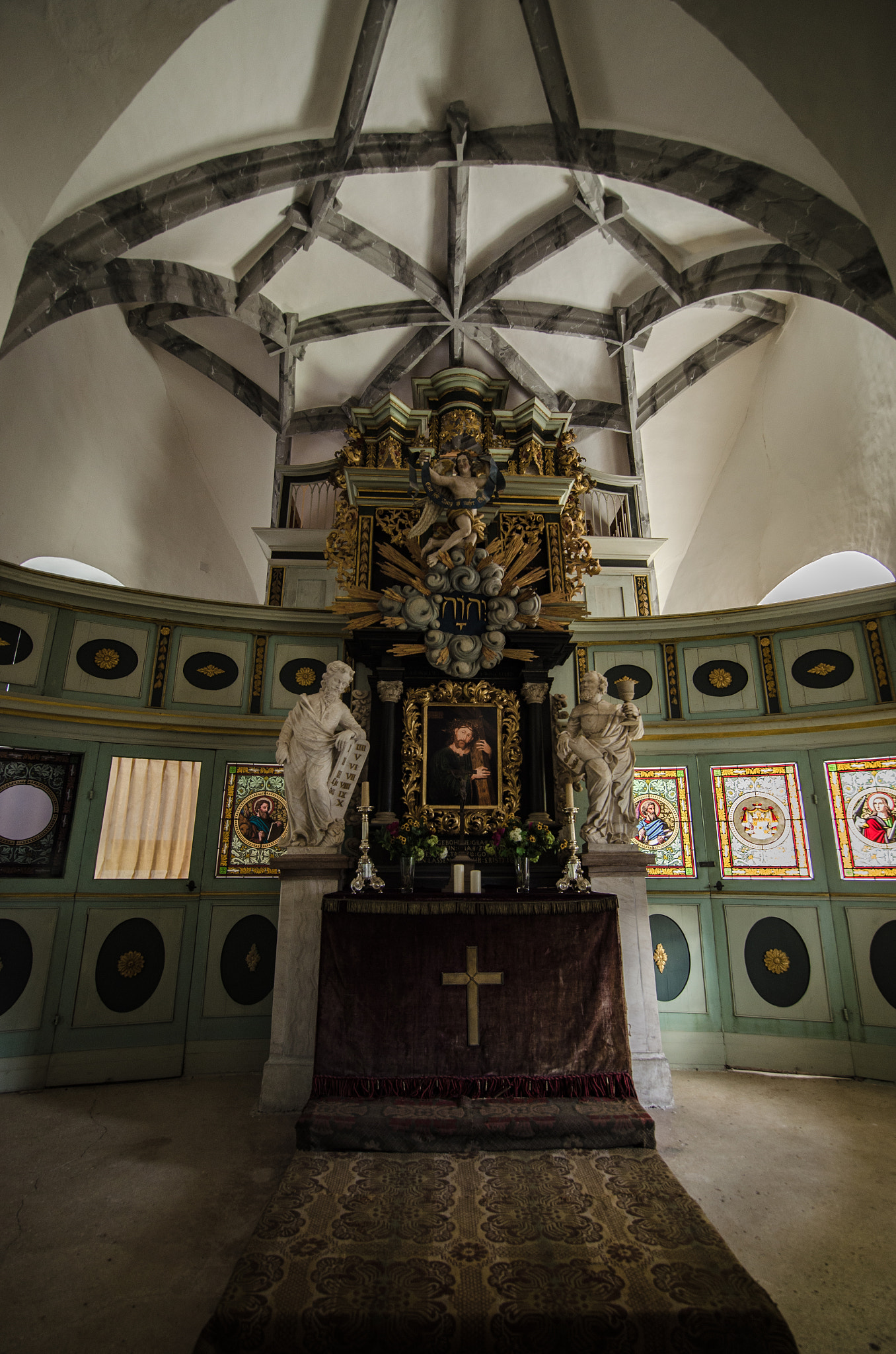 Samyang 14mm F2.8 ED AS IF UMC sample photo. Altar photography