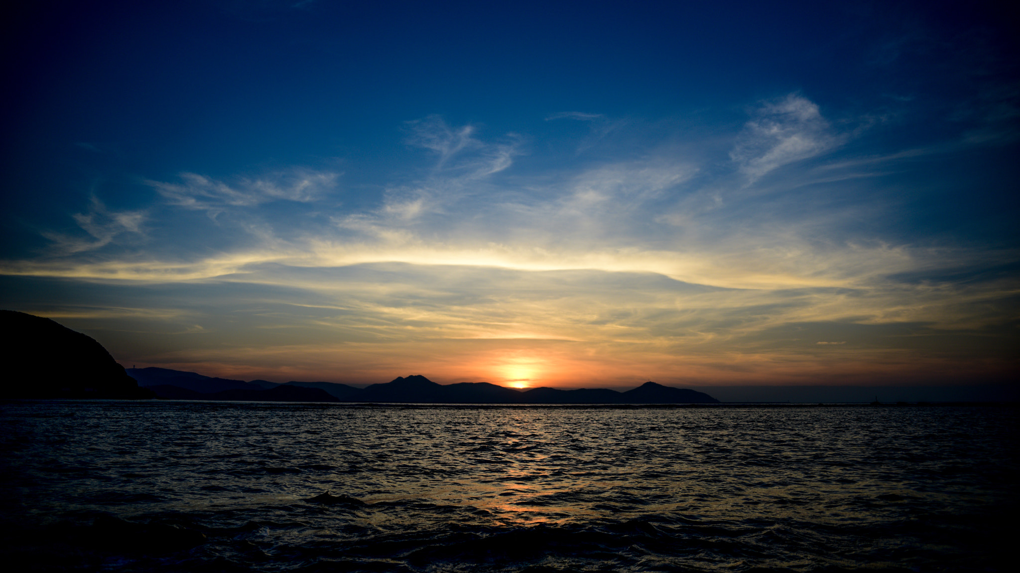 Sigma 24-70mm F2.8 EX DG HSM sample photo. 三亚半山半海洲际酒店的沙滩上看日出。虽然海平面被山挡住，但还是很美。 photography