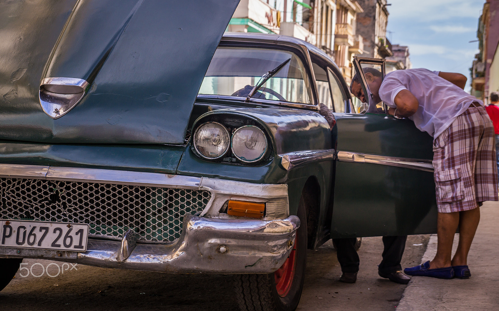 Sony SLT-A37 sample photo. Cuban mechanic fixing oldtimer after breakdown photography