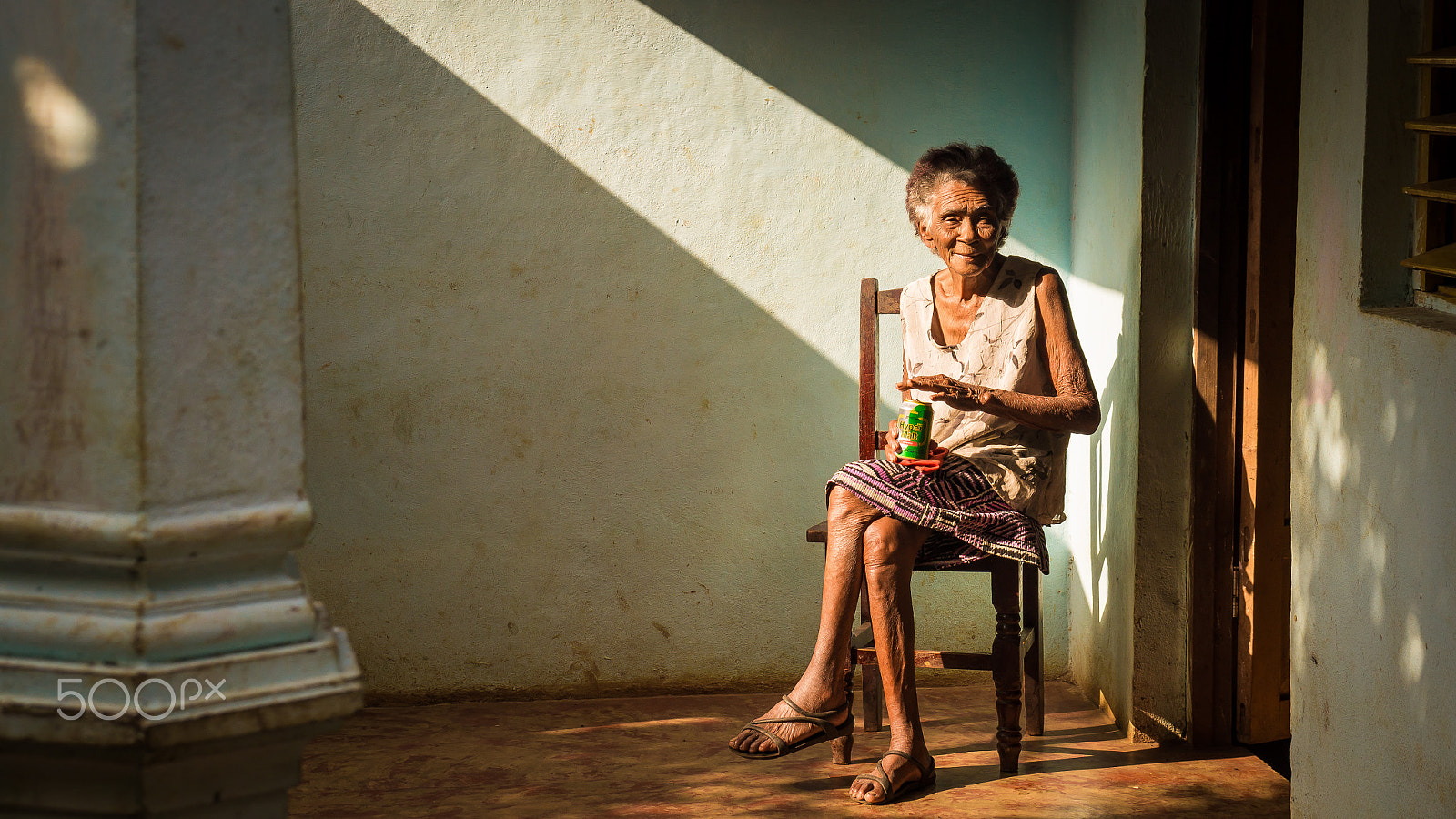 Sony SLT-A37 sample photo. Old cuban woman on chair enjoying a beer photography