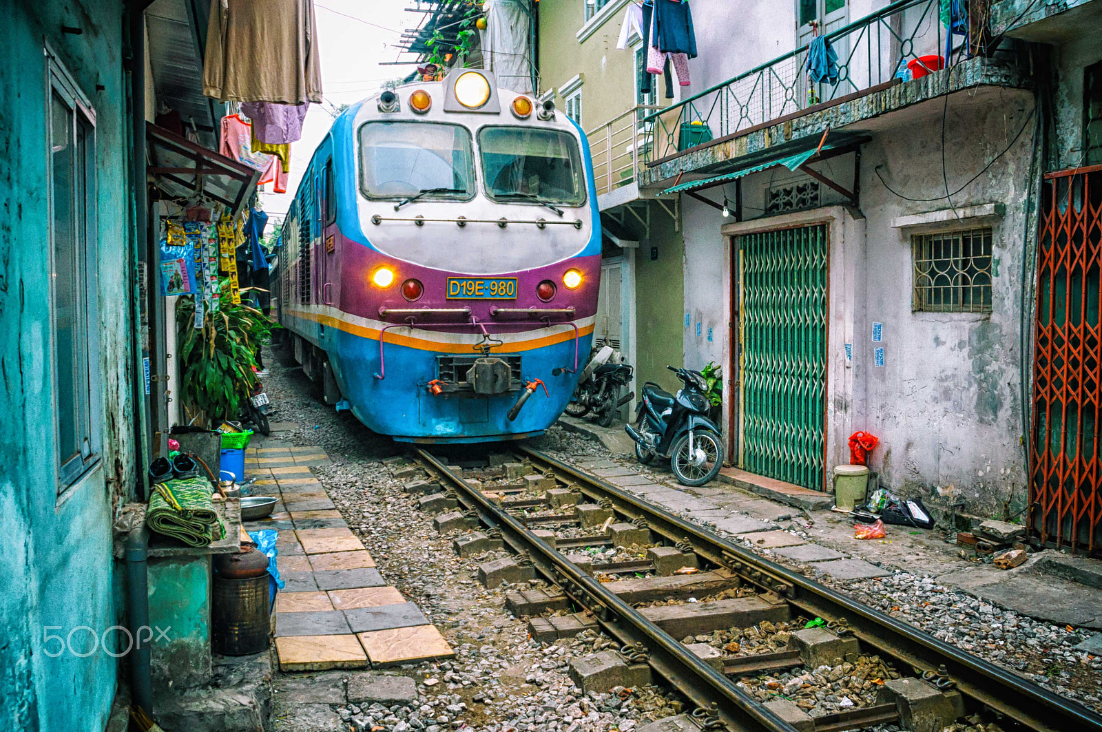 Nikon D90 + Sigma 18-200mm F3.5-6.3 DC sample photo. Hanoi - on the track photography