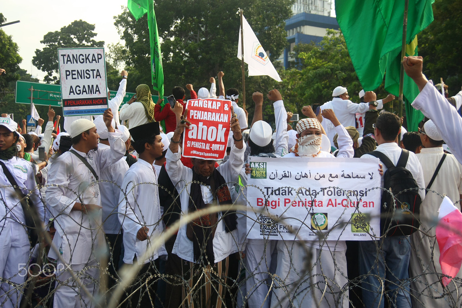 Tamron SP AF 17-50mm F2.8 XR Di II LD Aspherical (IF) sample photo. Muslim demonstration photography