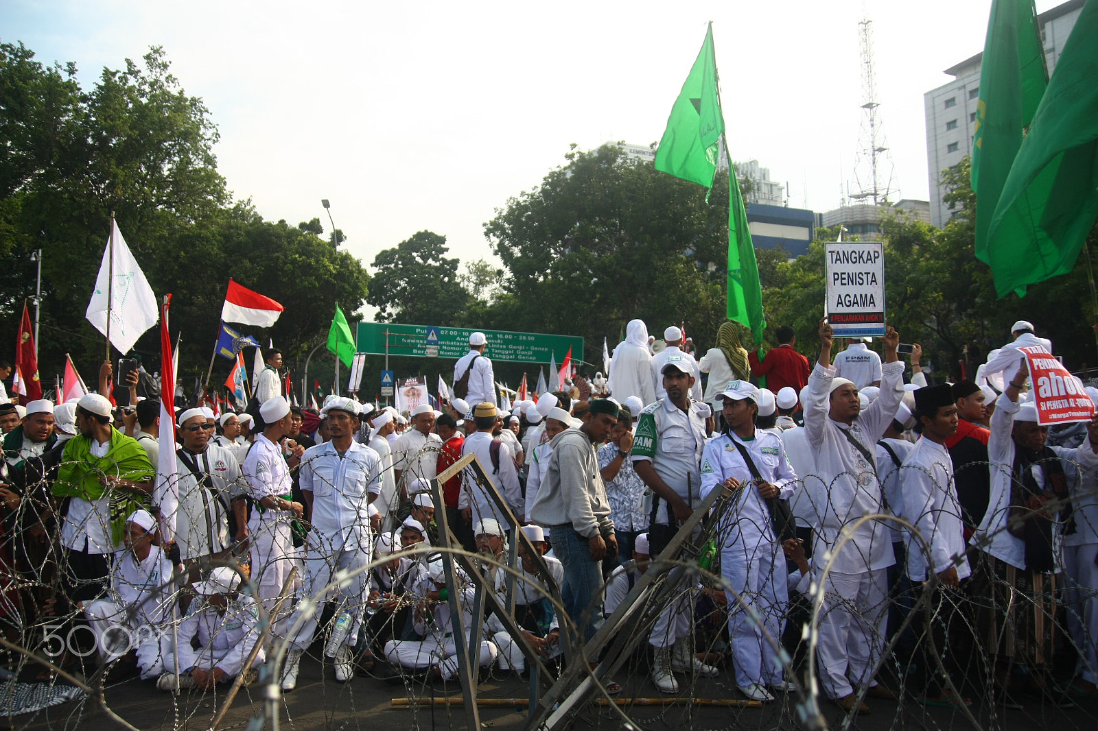 Tamron SP AF 17-50mm F2.8 XR Di II LD Aspherical (IF) sample photo. Muslim demonstration photography