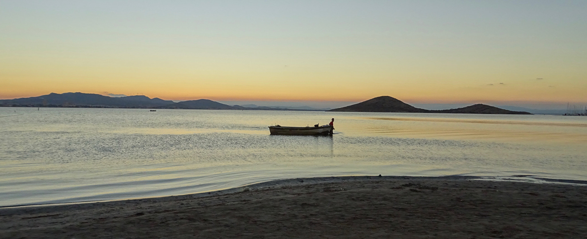 Sony DSC-HX60V sample photo. Pescador arrastra su barca photography