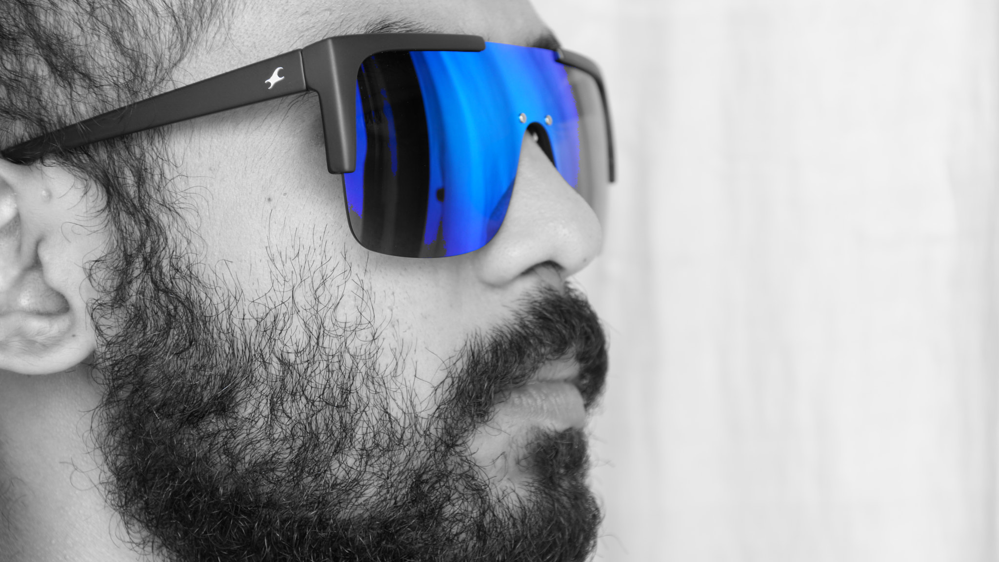Sony DT 16-105mm F3.5-5.6 sample photo. Black & blue & white photography
