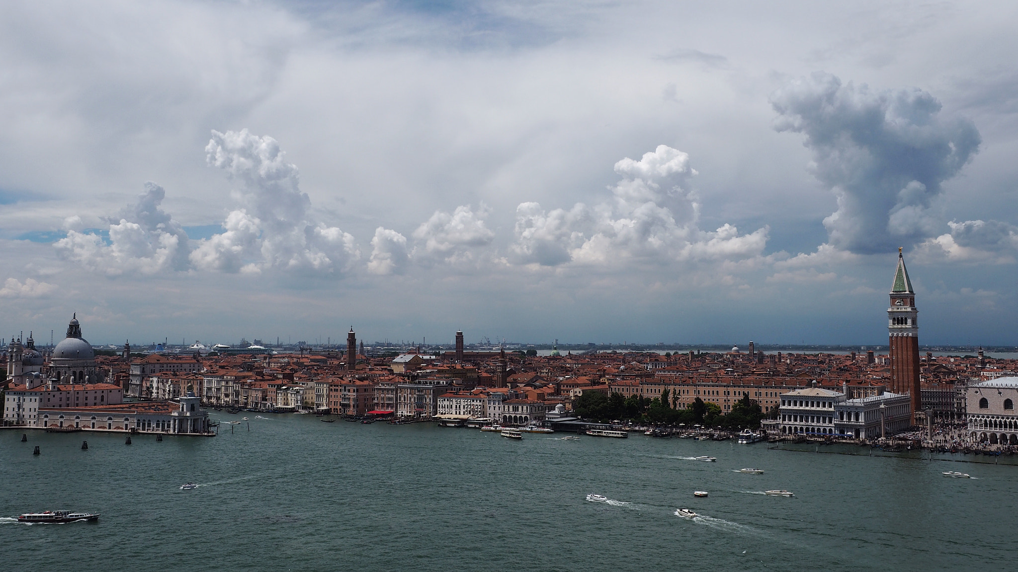 Olympus OM-D E-M5 II + Olympus M.Zuiko Digital ED 12-40mm F2.8 Pro sample photo. Aah, venice photography