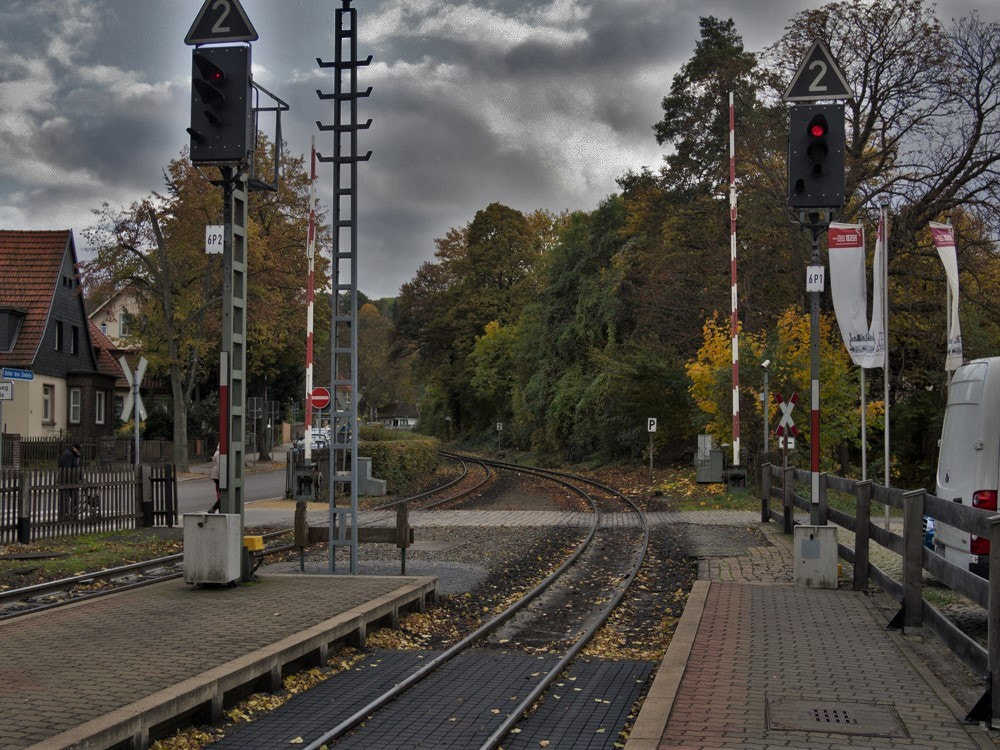 Olympus OM-D E-M5 + Panasonic Lumix G 20mm F1.7 ASPH sample photo. Bahnübergang der schmalspurbahn photography