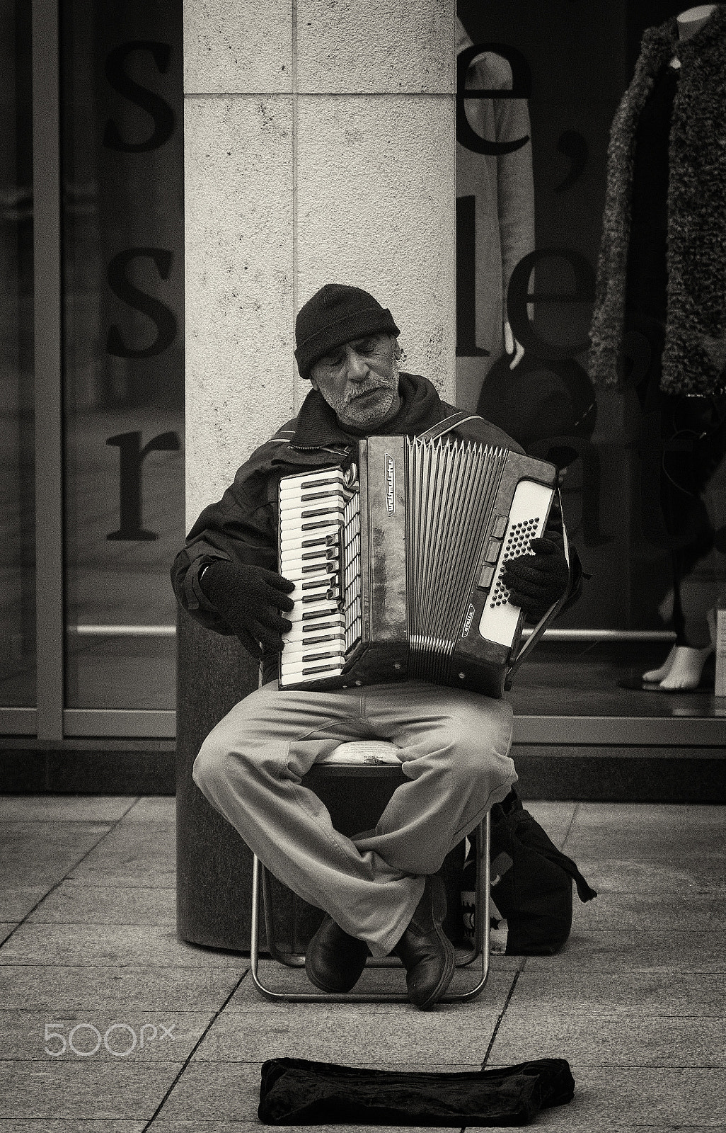 Sony SLT-A57 + Minolta AF 70-210mm F4 Macro sample photo. Accordion player. photography