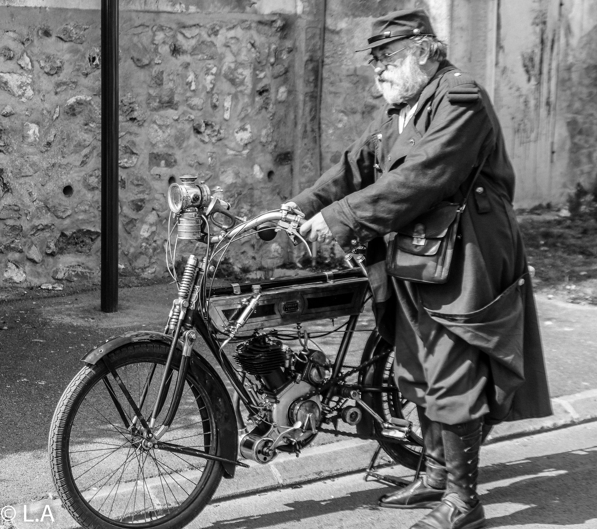 Sony DT 18-200mm F3.5-6.3 sample photo. The old man & the old motorcycle photography