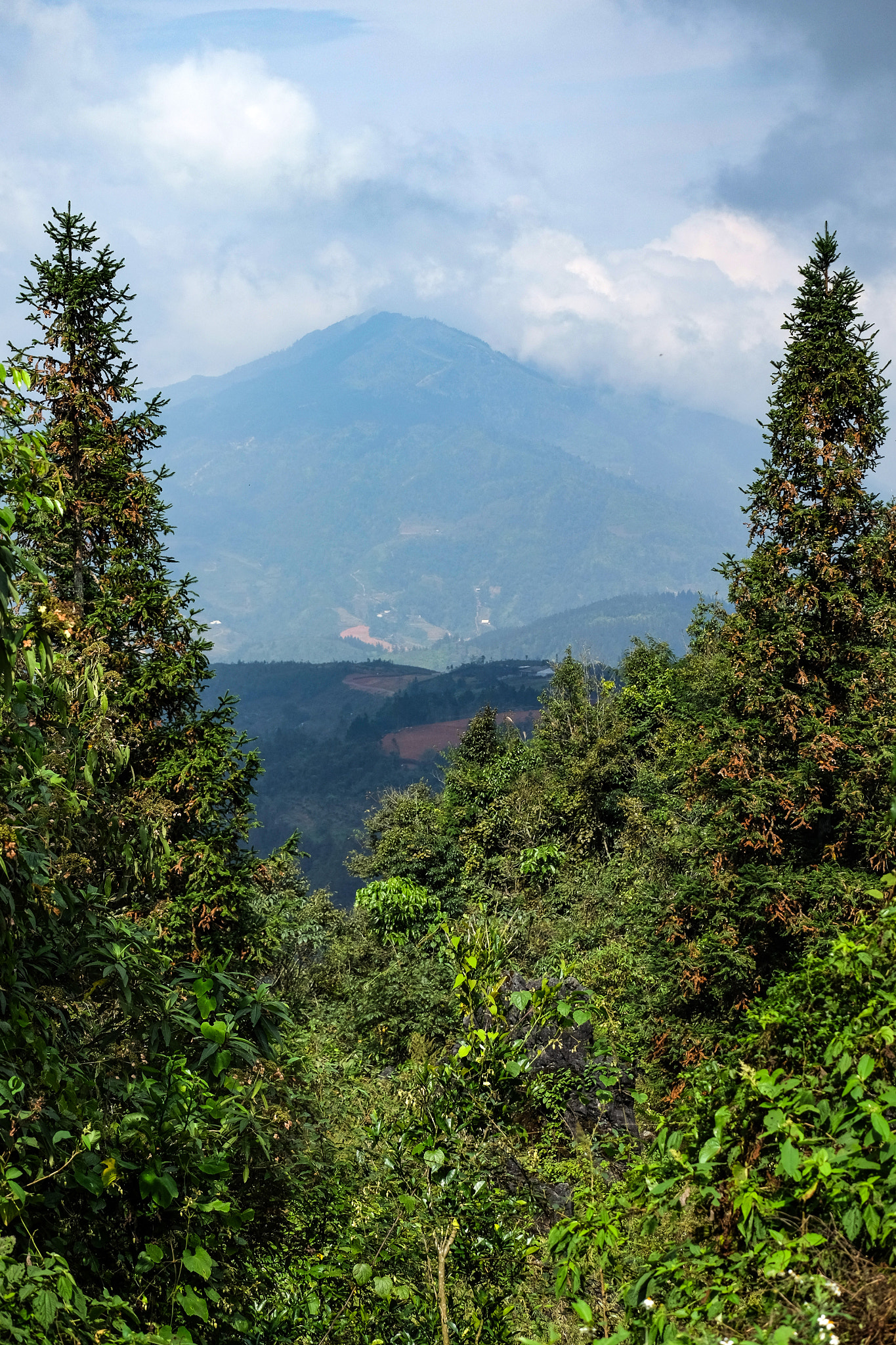 Fujifilm X-E2 + Fujifilm XC 50-230mm F4.5-6.7 OIS II sample photo. Sapa - far away photography