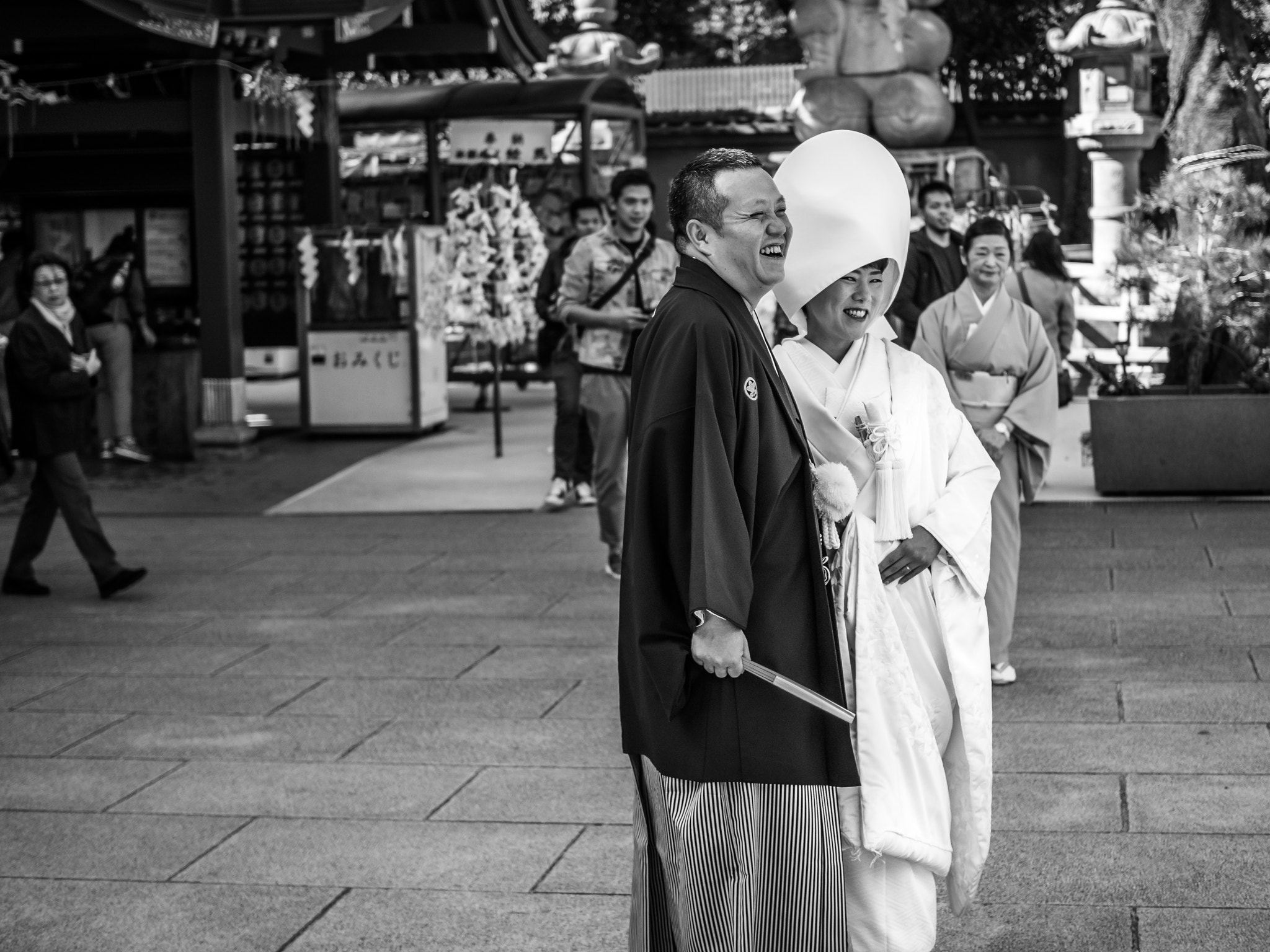 Olympus OM-D E-M5 II + Olympus M.Zuiko Digital 25mm F1.8 sample photo. Glance from a bride photography