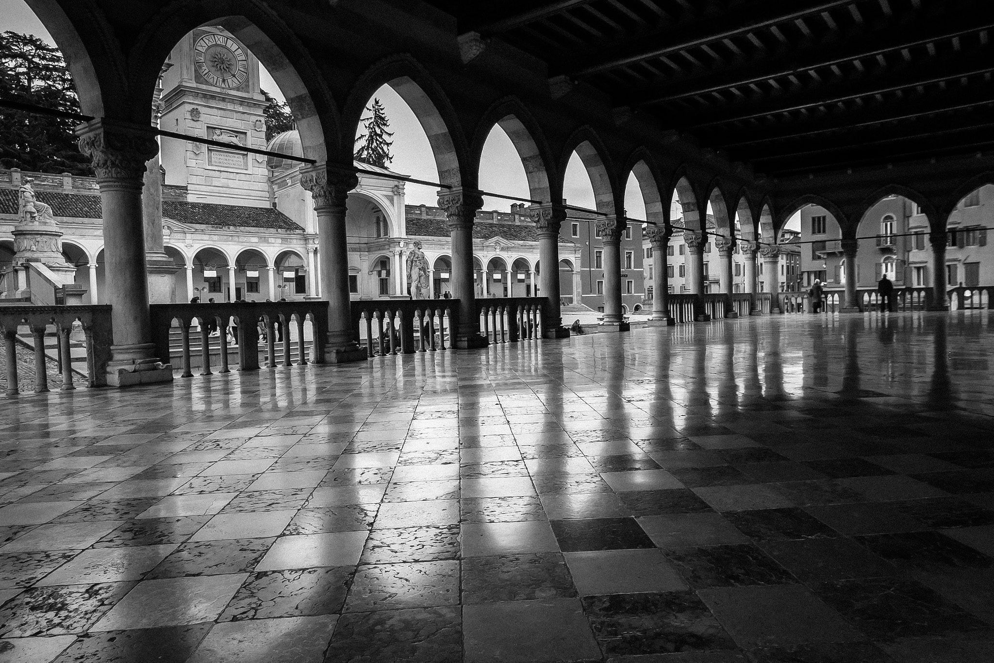 Fujifilm X-M1 + Fujifilm XF 10-24mm F4 R OIS sample photo. Bnw mirroring photography