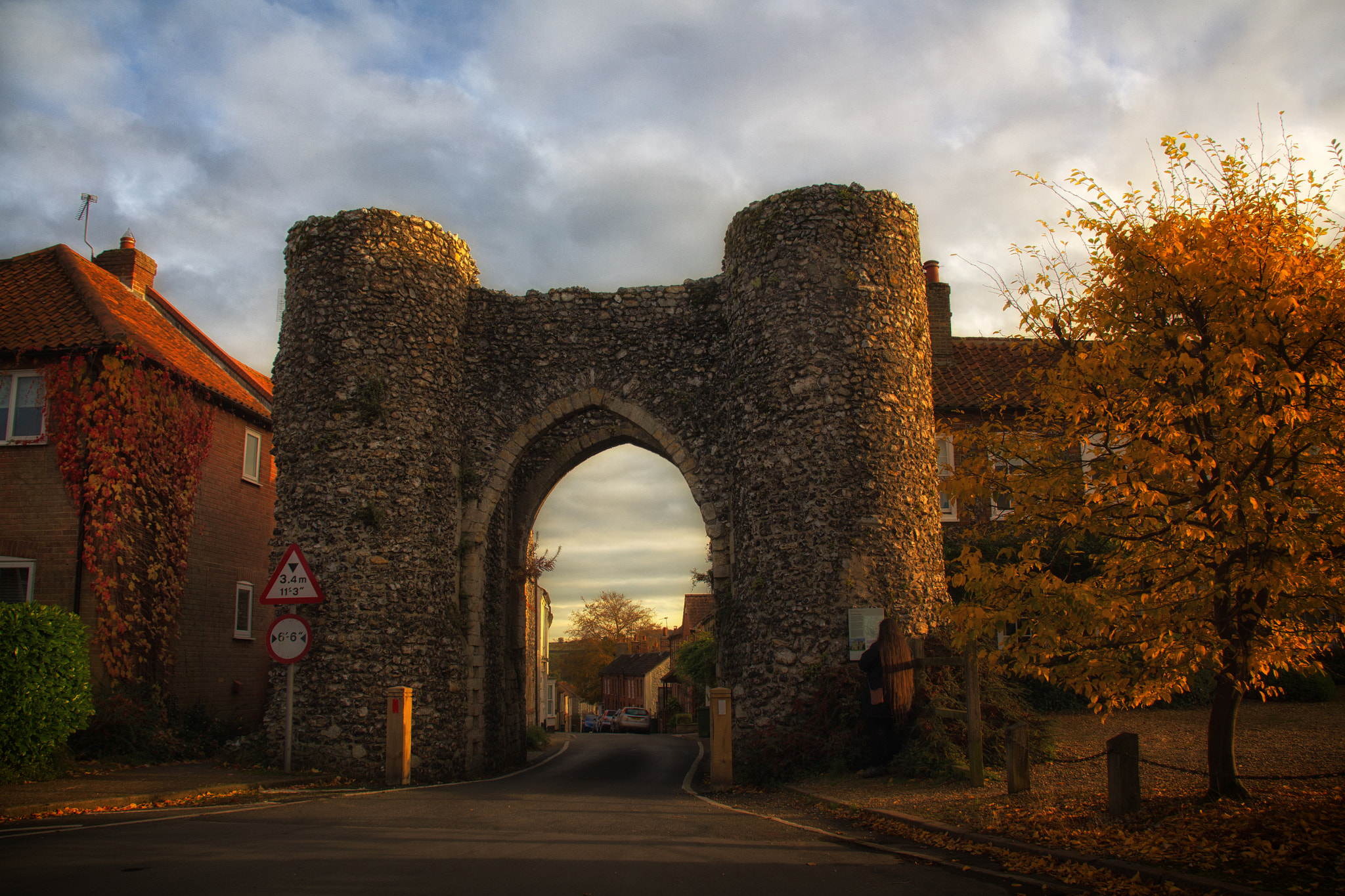 Sigma 18-200mm f/3.5-6.3 DC OS sample photo. Autumnal gate photography