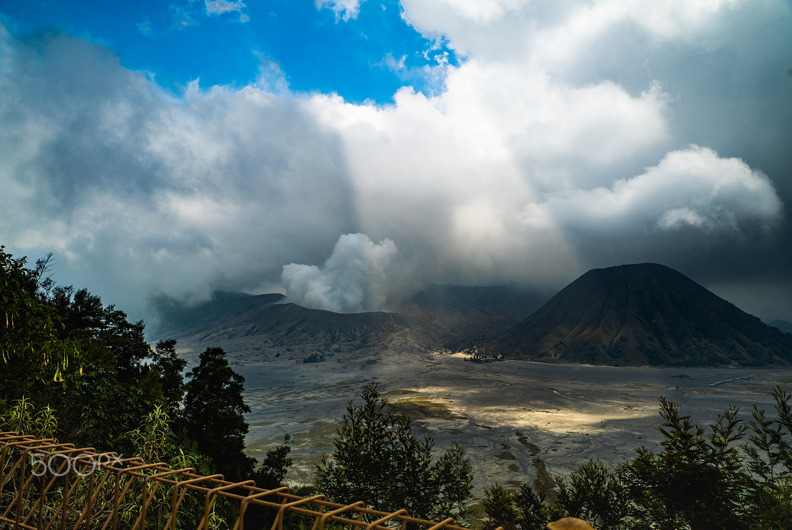 Sony a7S sample photo. Light beam at front of mount bromo photography