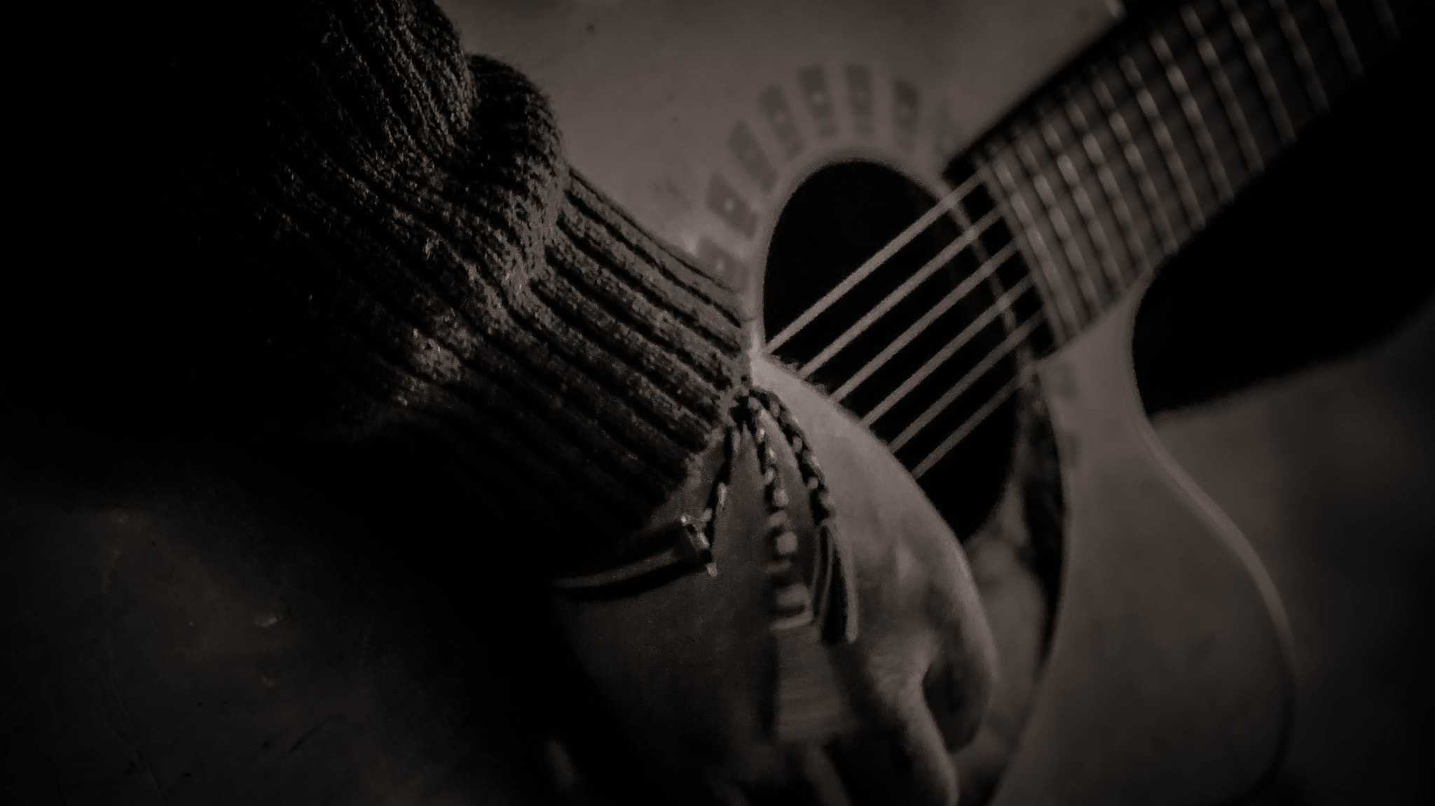 Sony 75-300mm F4.5-5.6 sample photo. Man playing the guitar at newcastle arts festival photography