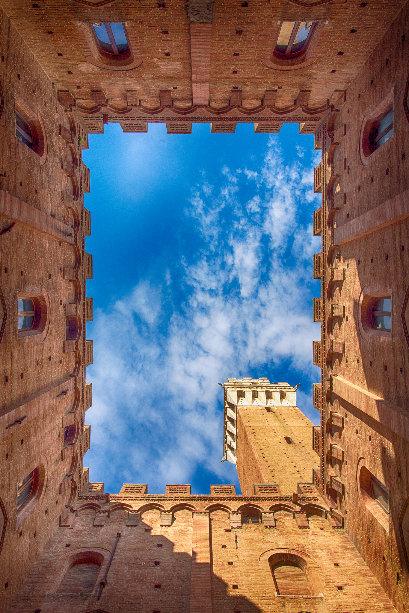 Sigma 17-35mm F2.8-4 EX DG  Aspherical HSM sample photo. Under torre del mangia photography
