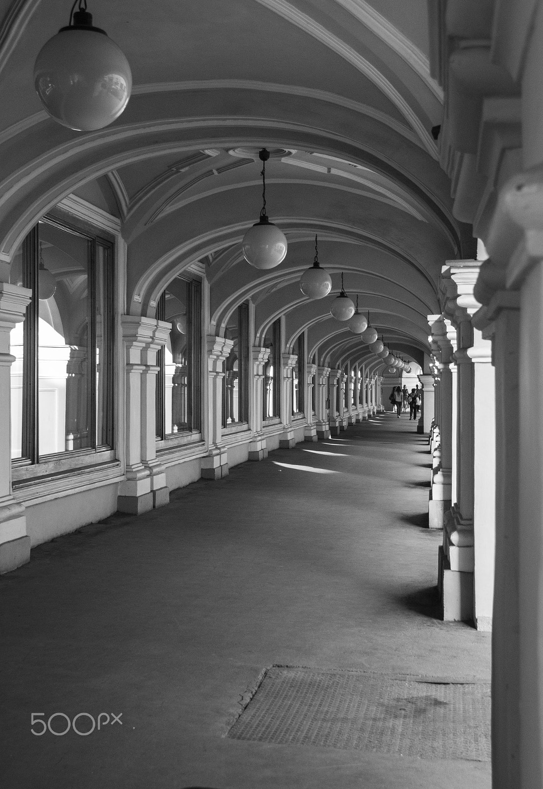 Canon EOS 550D (EOS Rebel T2i / EOS Kiss X4) sample photo. Black and white image of arches and columns photography