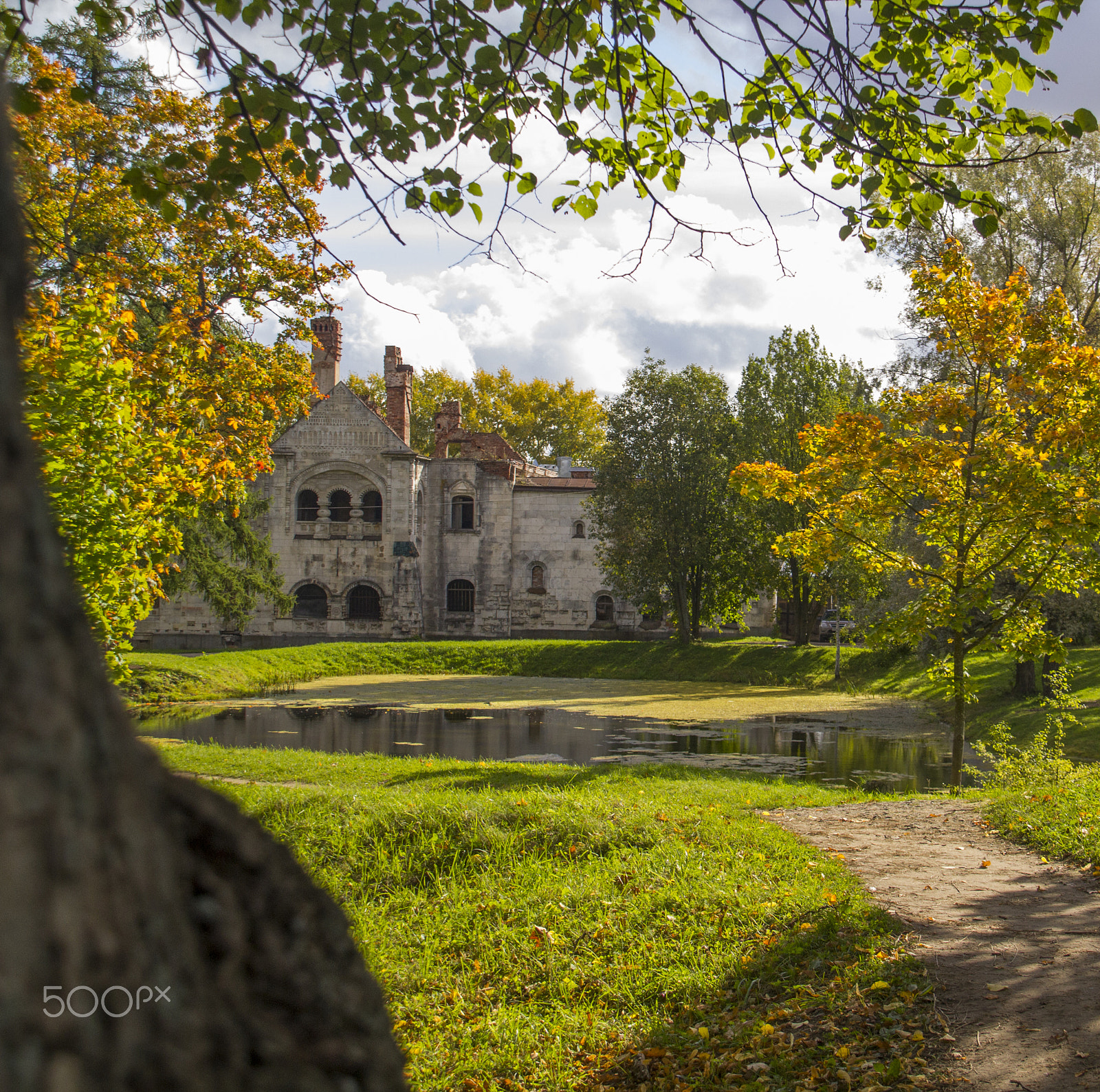 Canon EOS 550D (EOS Rebel T2i / EOS Kiss X4) sample photo. Ruins in autumn park photography