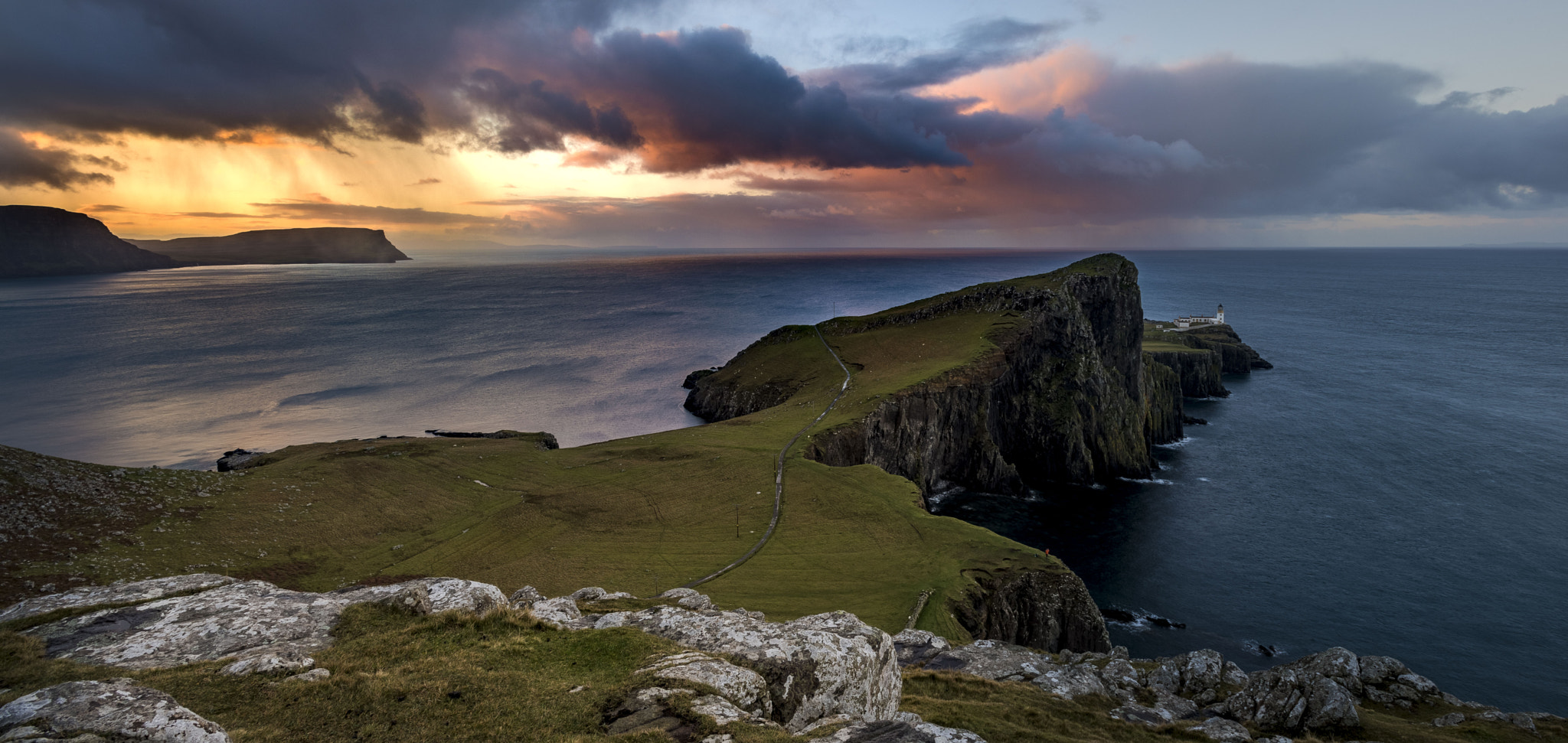 Nikon AF-S Nikkor 17-35mm F2.8D ED-IF sample photo. Neist point lighthouse,isle of skye photography