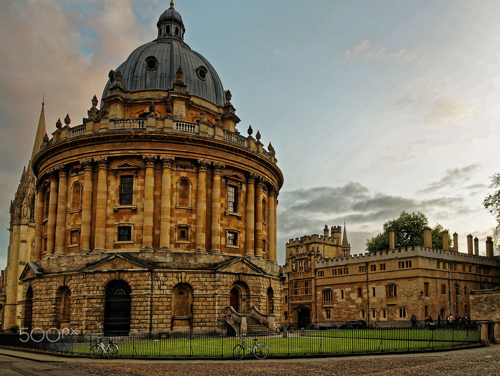 Sony SLT-A58 + DT 18-270mm F3.5-6.3 sample photo. Radcliffe camera on a dreary day photography