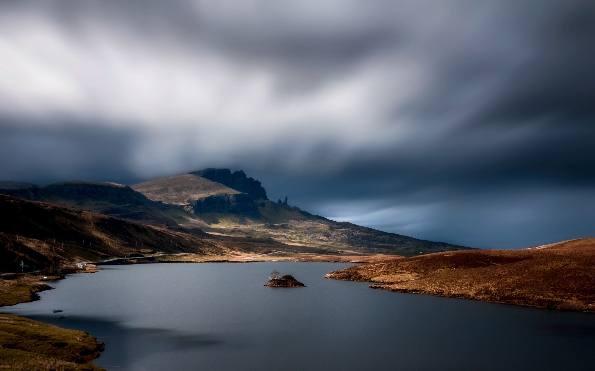 Canon EOS M + Sigma 17-70mm F2.8-4 DC Macro OS HSM | C sample photo. Old man of storr photography