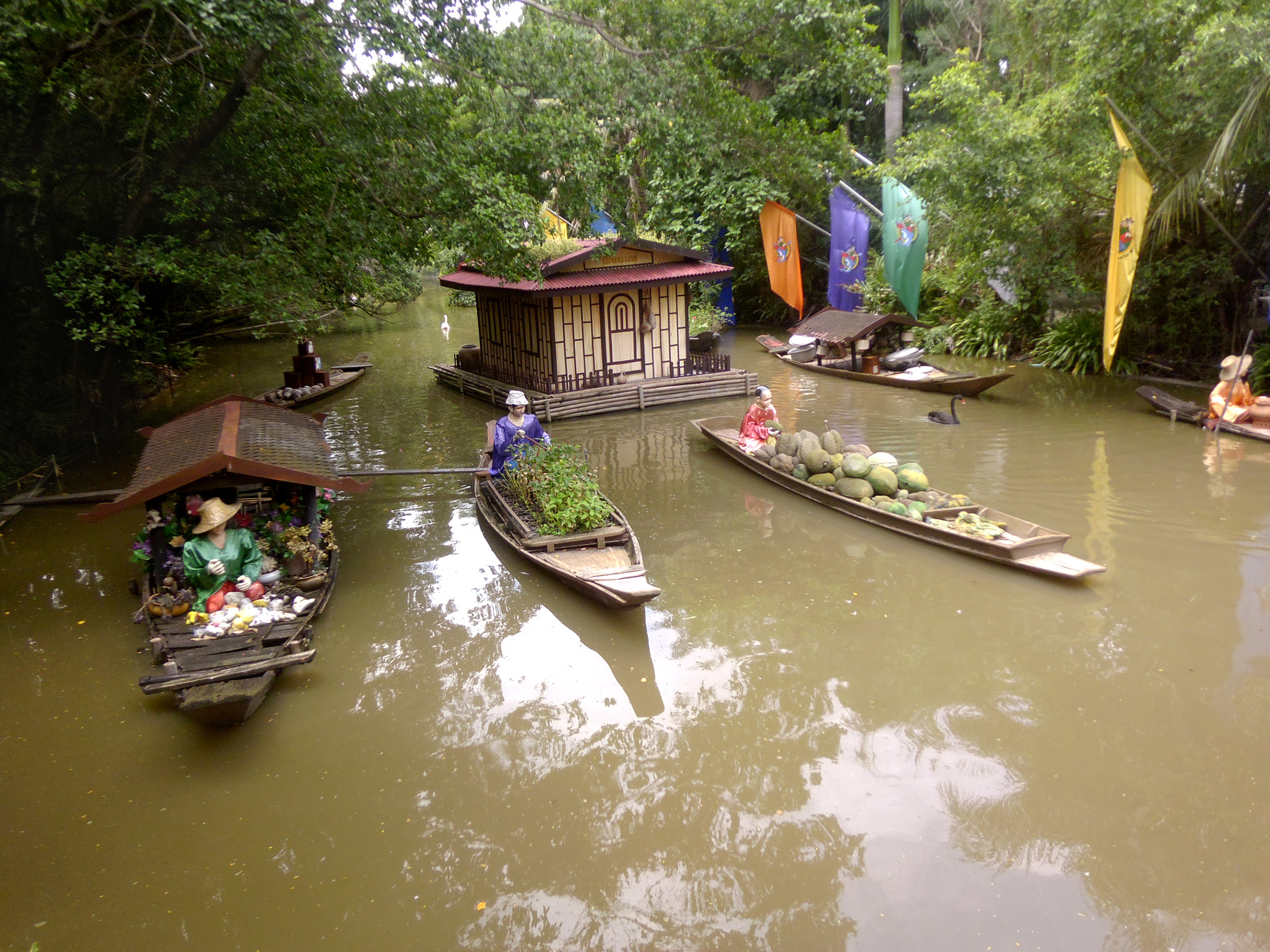 Panasonic DMC-LS5 sample photo. Floating market photography