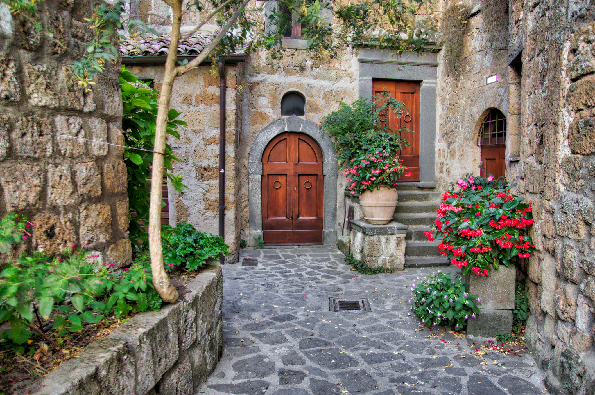 Tamron SP AF 17-50mm F2.8 XR Di II LD Aspherical (IF) sample photo. House in civita photography